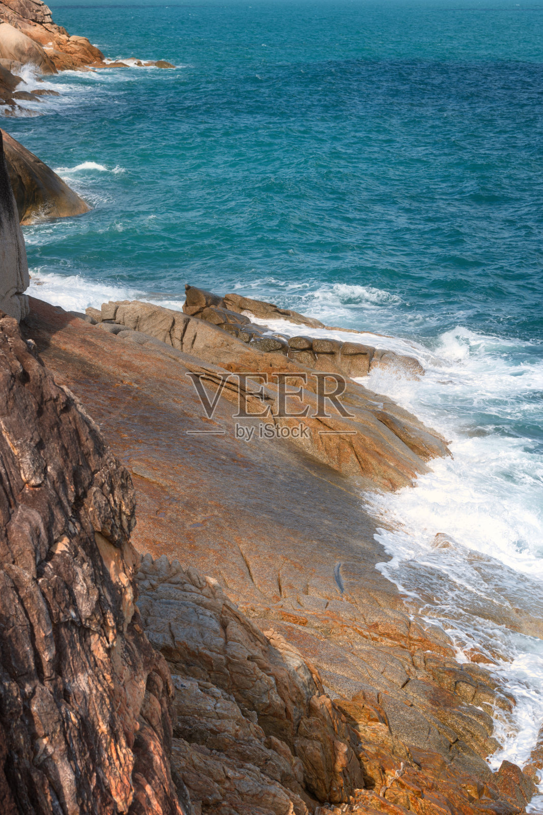 令人难以置信的美丽和天堂般的神秘海滩Haad Nam Tok，蔚蓝的大海和岩石海岸在泰国的哥帕颜岛照片摄影图片