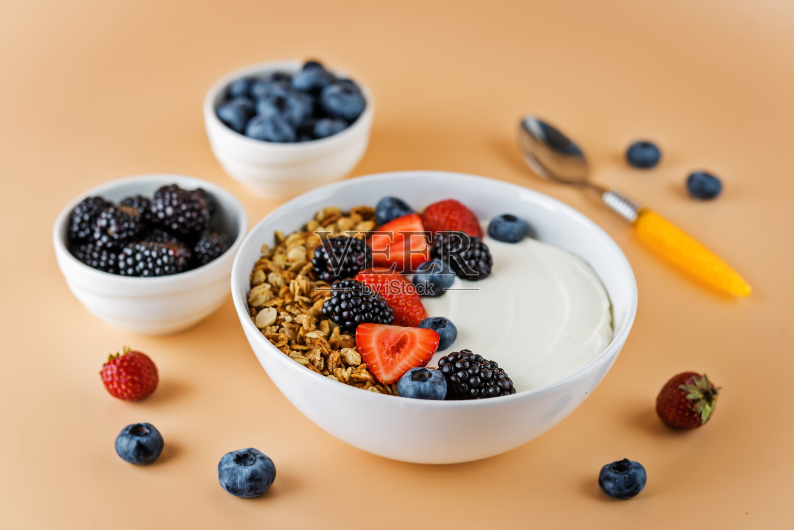 新鲜的早餐，希腊酸奶坚果燕麦燕麦粥和浆果在碗里照片摄影图片