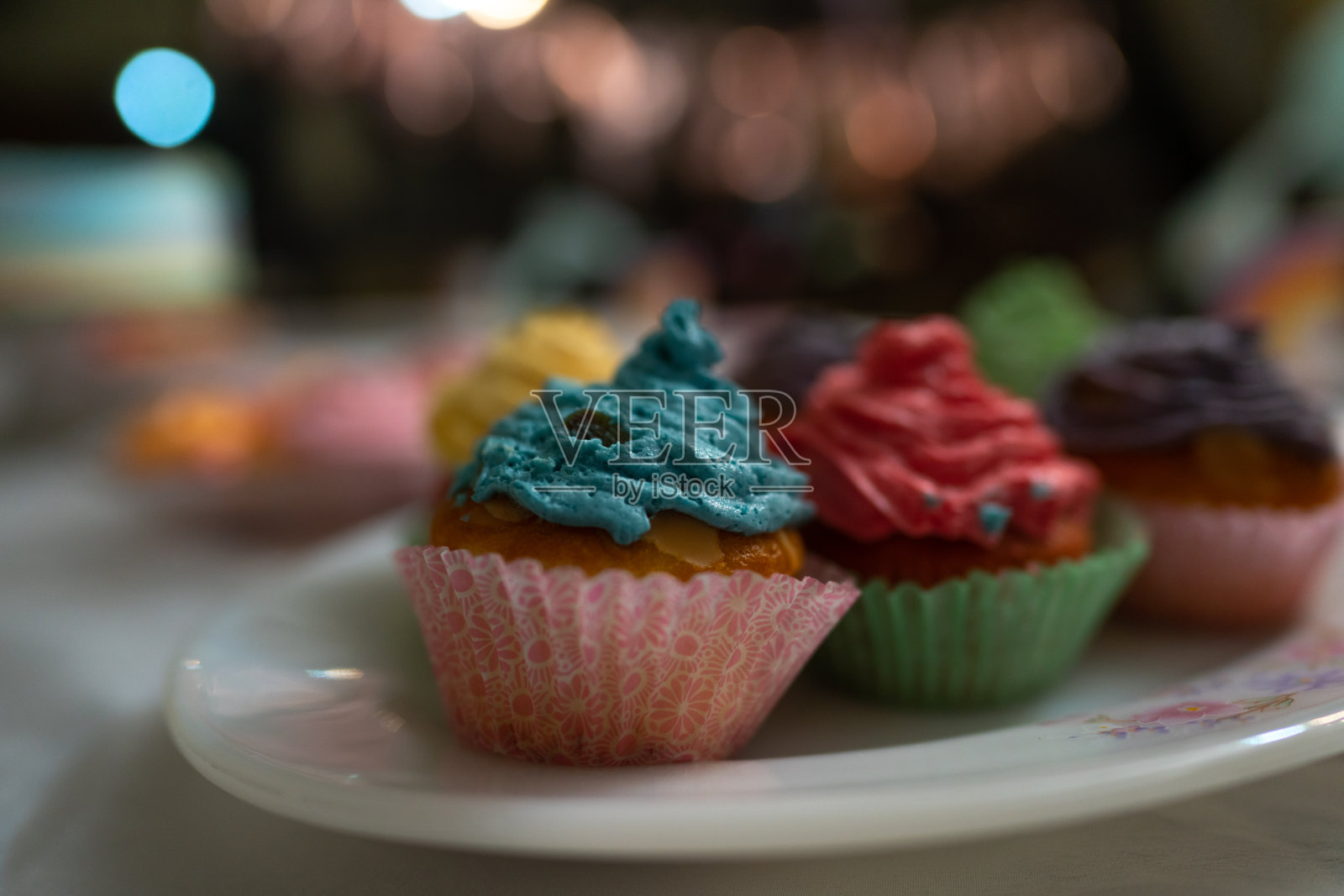 美味的自制生日纸杯蛋糕-彩色搅打奶油照片摄影图片