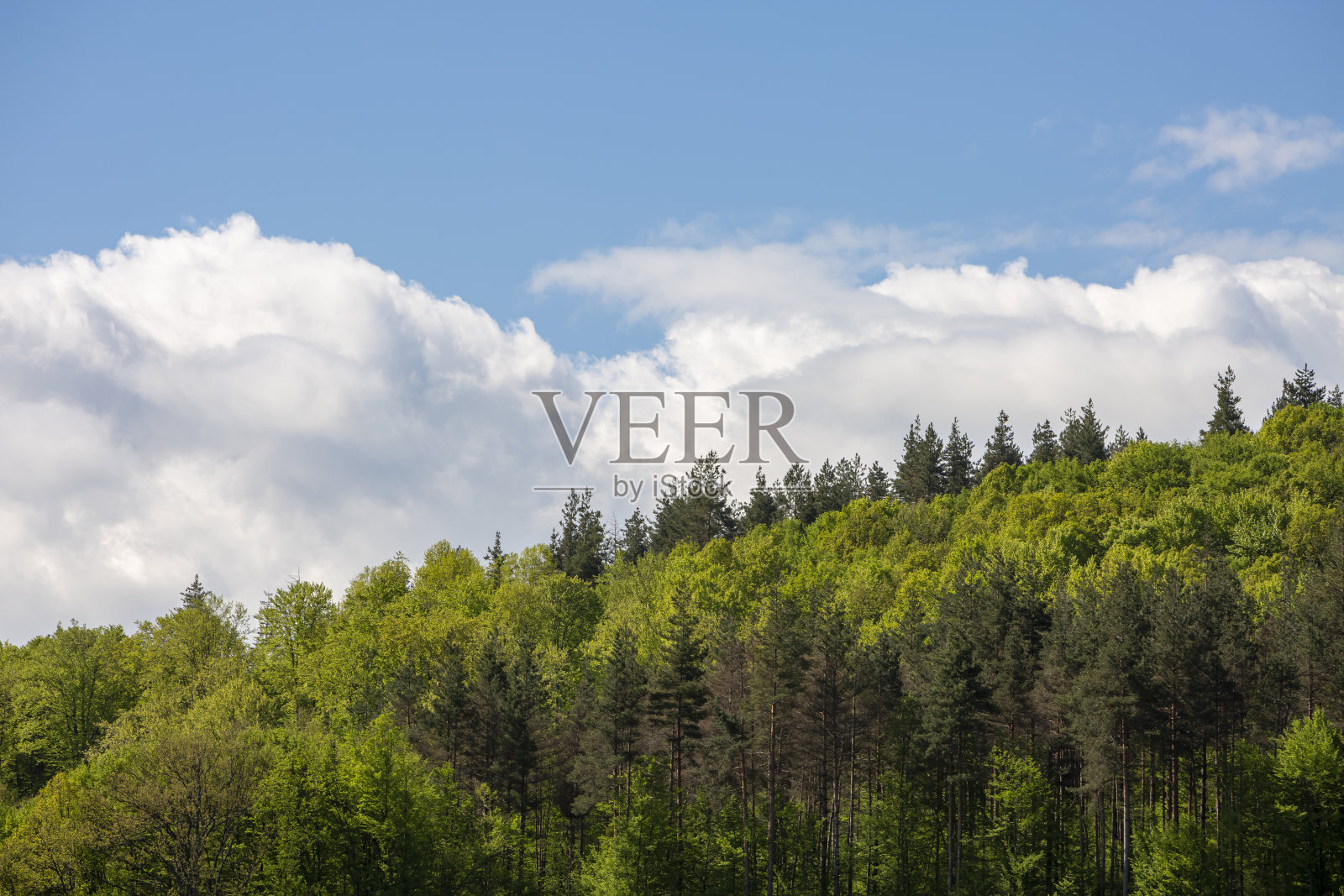 风景优美，青山连绵，蓝天白云相映。照片摄影图片