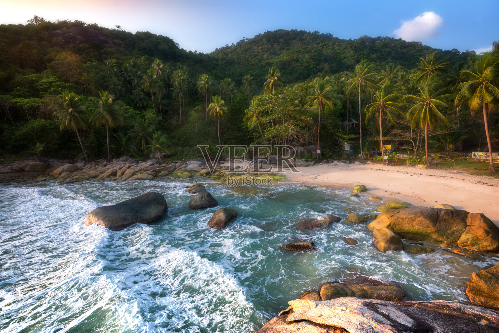 令人难以置信的美丽和天堂般的Haad Thong Reng海滩，湛蓝的大海和金色的沙滩在泰国的Ko pah -ngan岛照片摄影图片