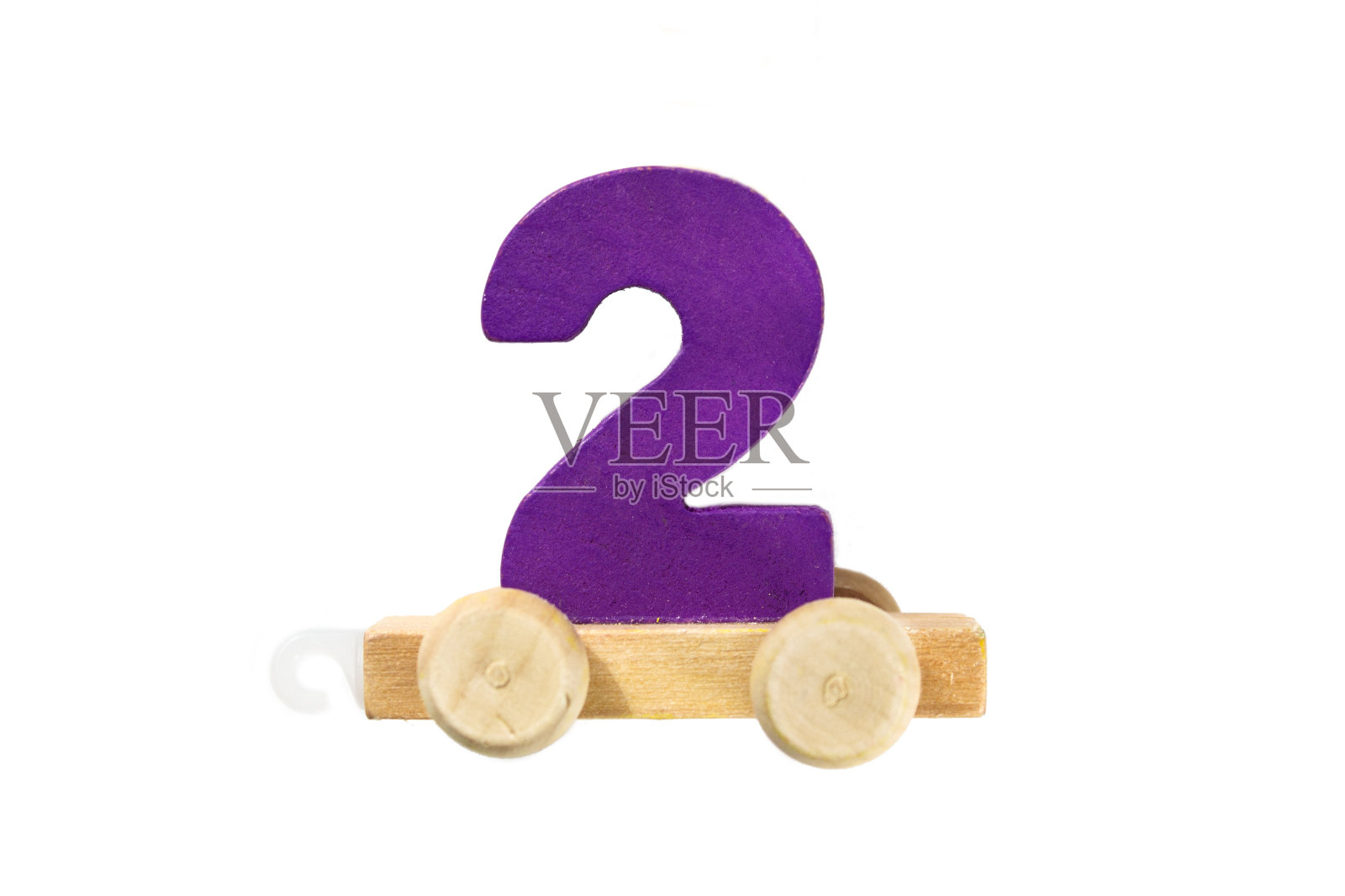 2号轨道的木制玩具火车。学习,使。木制的二号人物。儿童的学校观念。教育游戏。照片摄影图片