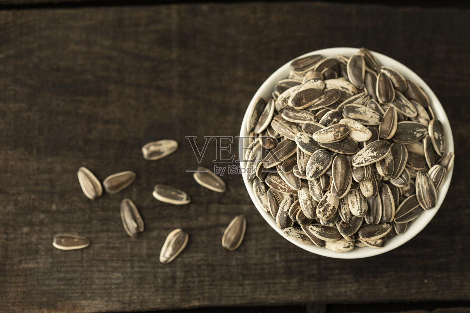 一张木桌上放着葵花籽照片摄影图片