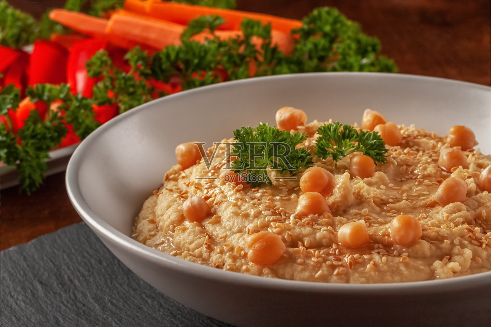 健康自制奶油鹰嘴豆泥配橄榄油和皮塔饼照片摄影图片