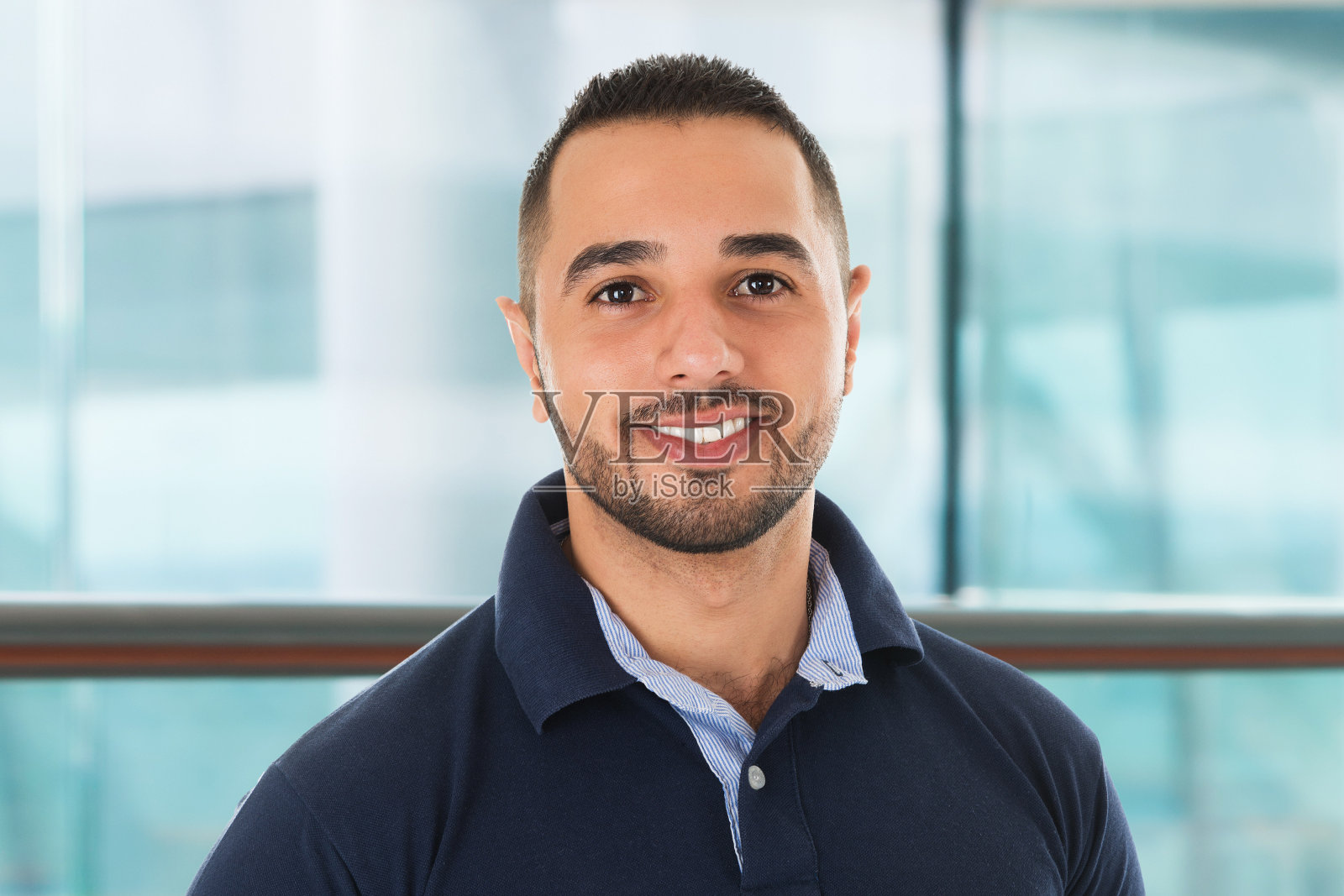 穿着便服的快乐年轻人的肖像照片摄影图片