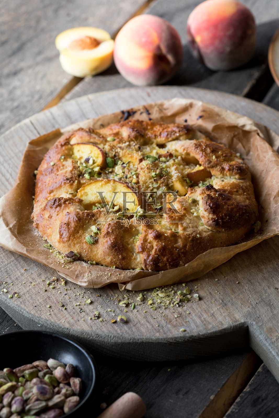 食欲夏季桃红galeta在白色的桌子上与拷贝空间。夏天开放的馅饼照片摄影图片