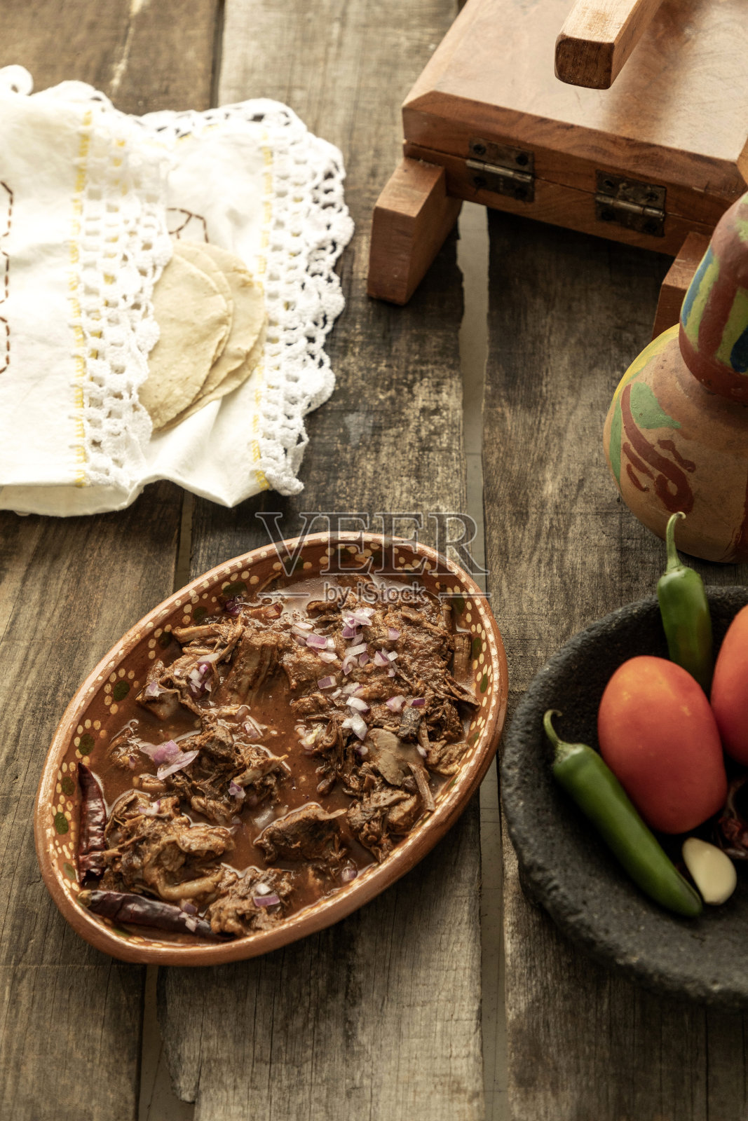 质朴的桌子上放着一盘玉米煎饼。传统的墨西哥食物照片摄影图片