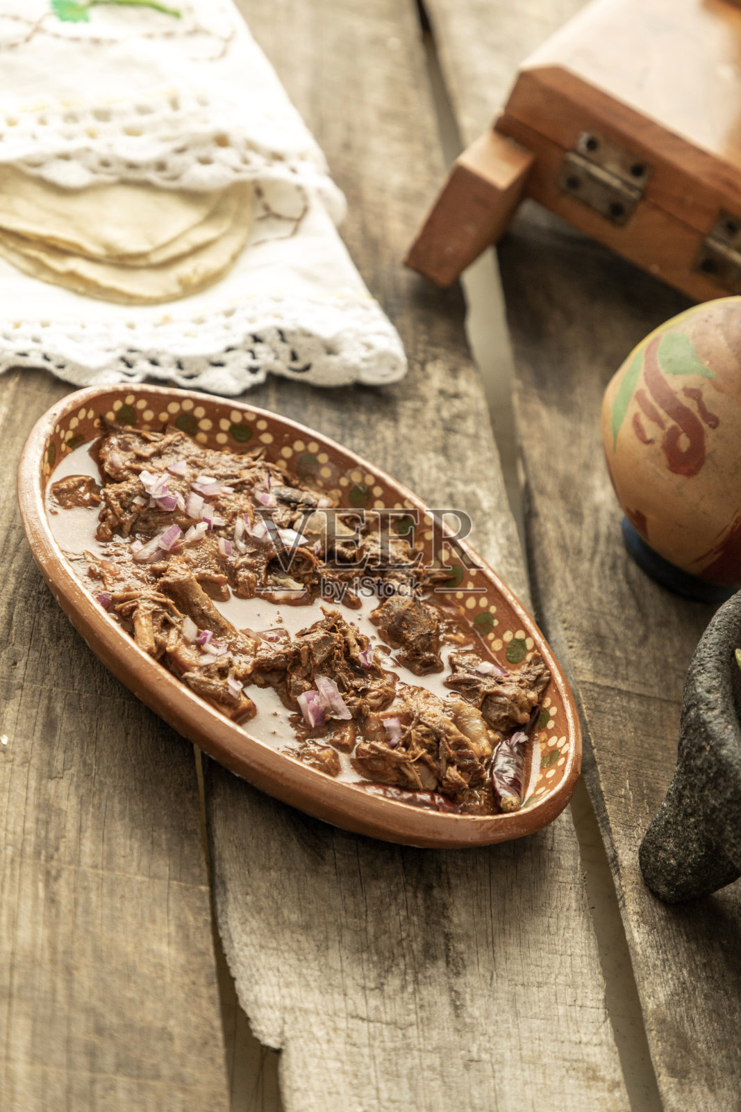 质朴的桌子上放着一盘玉米煎饼。传统的墨西哥食物照片摄影图片