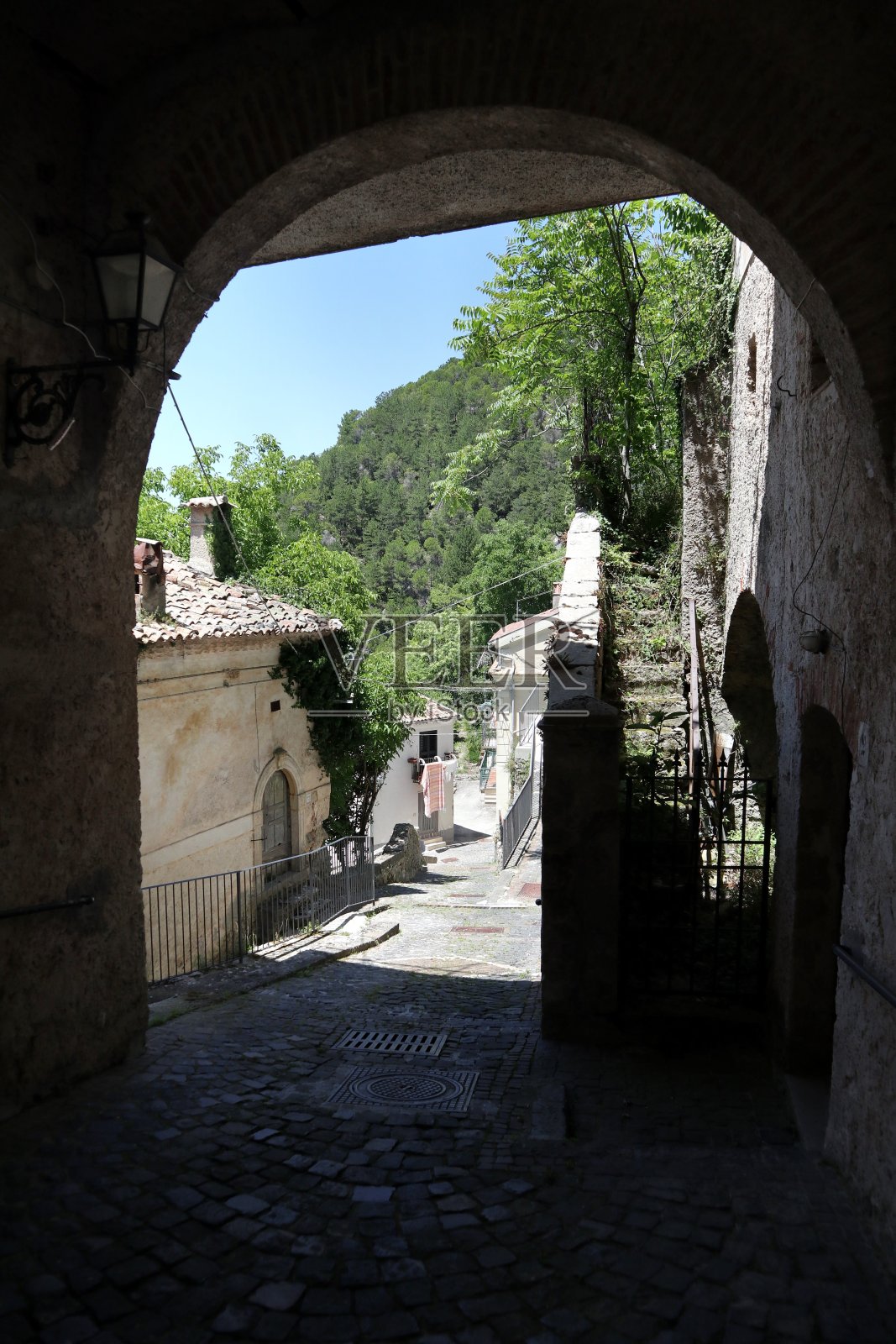 桃子——从小巷里看风景照片摄影图片