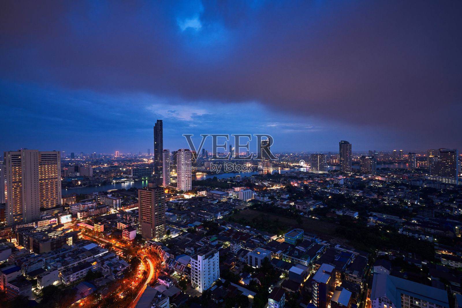 美丽的黄昏天空和城市景观与河流和乌云戏剧性照片摄影图片