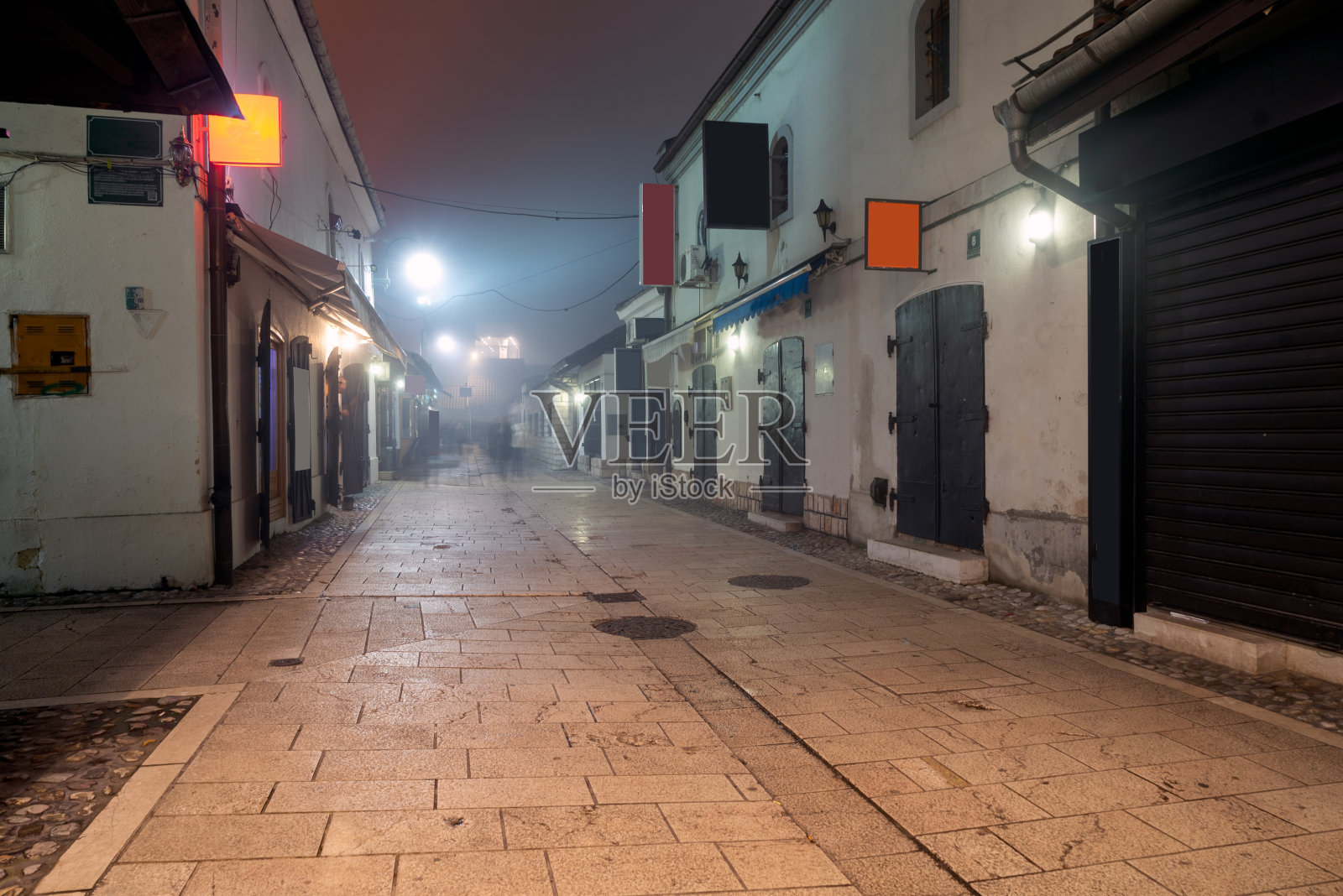 波斯尼亚-黑塞哥维那萨拉热窝的巴斯卡斯加。大雾之夜著名的购物区照片摄影图片