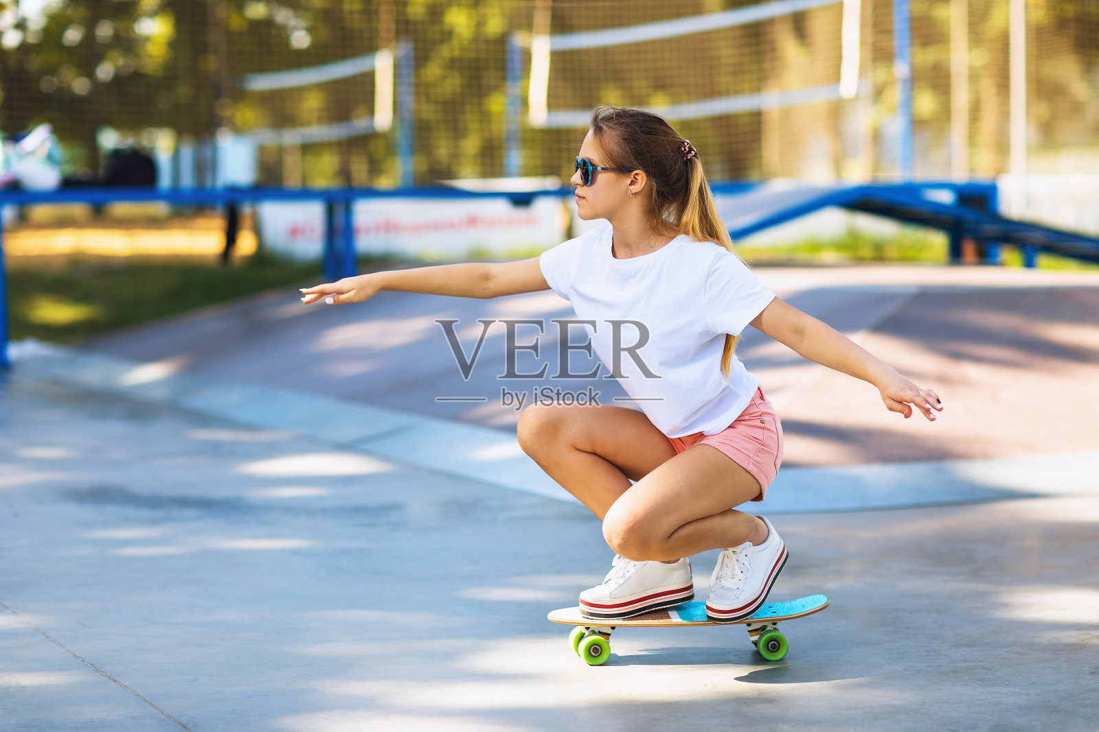 少女在公园练习滑板平衡照片摄影图片