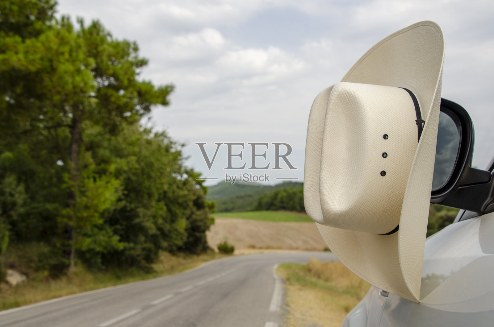 镜子上有一顶白色牛仔帽照片摄影图片