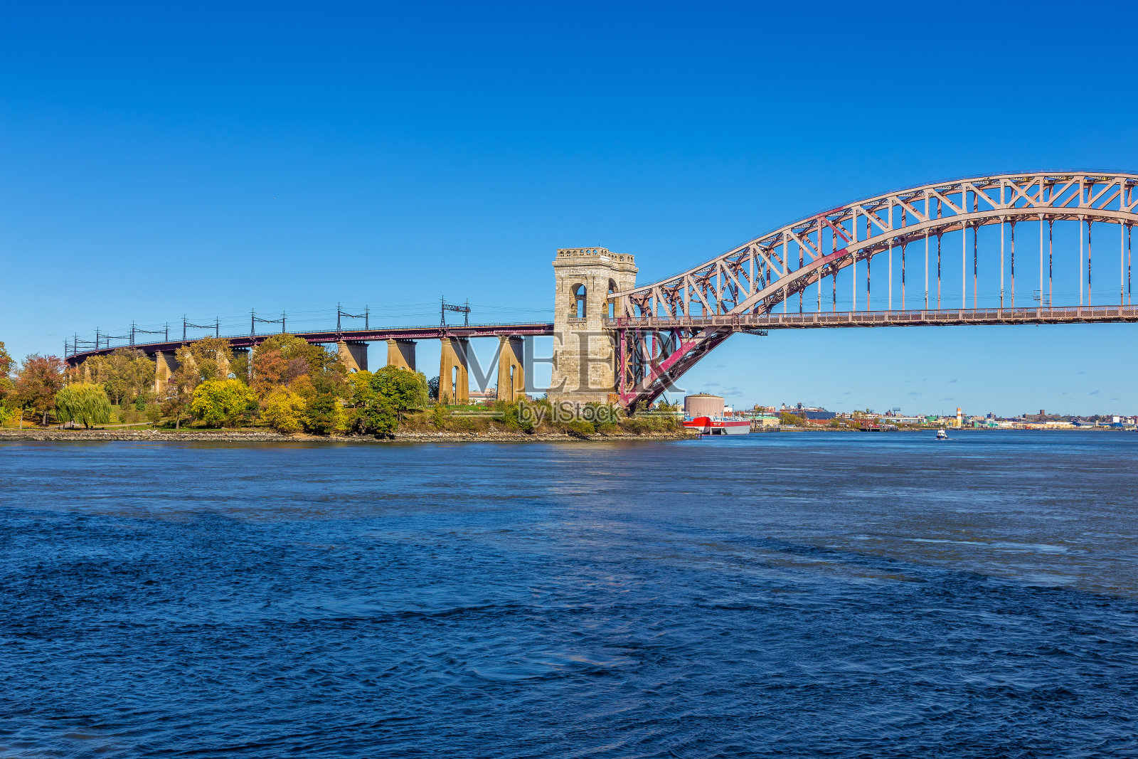 地狱门桥和秋天的颜色树从阿斯托里亚公园，纽约，美国。照片摄影图片