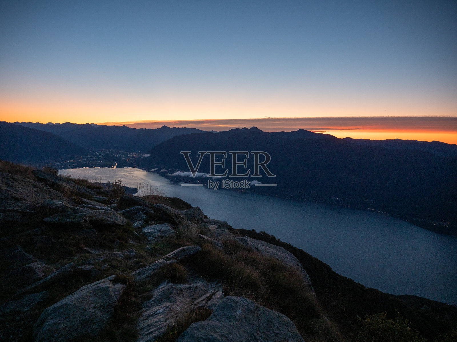 日出时从山顶俯瞰照片摄影图片