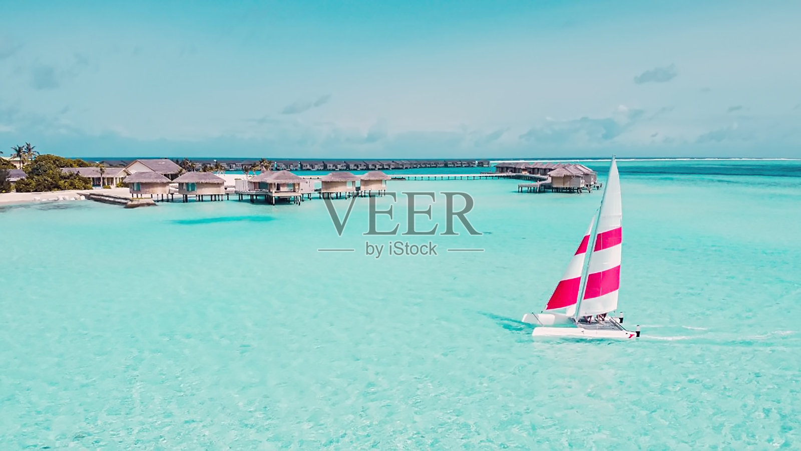 马尔代夫环礁岛鸟瞰图游艇照片摄影图片