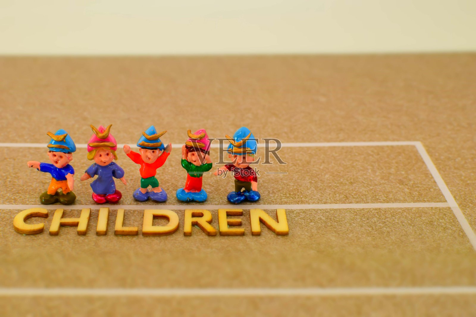 戴着日本头盔的儿童微型娃娃在校园里。照片摄影图片