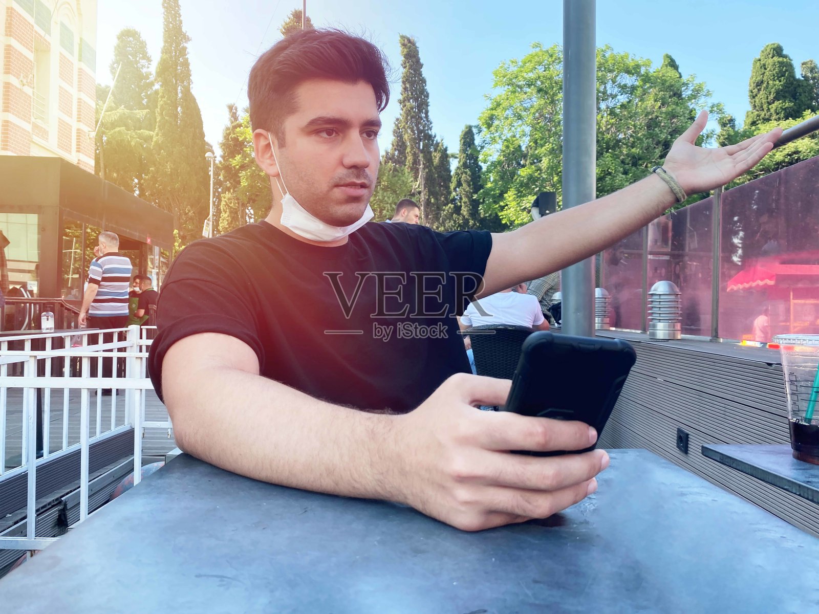 使用智能手机和拷贝空间的严肃男人照片摄影图片