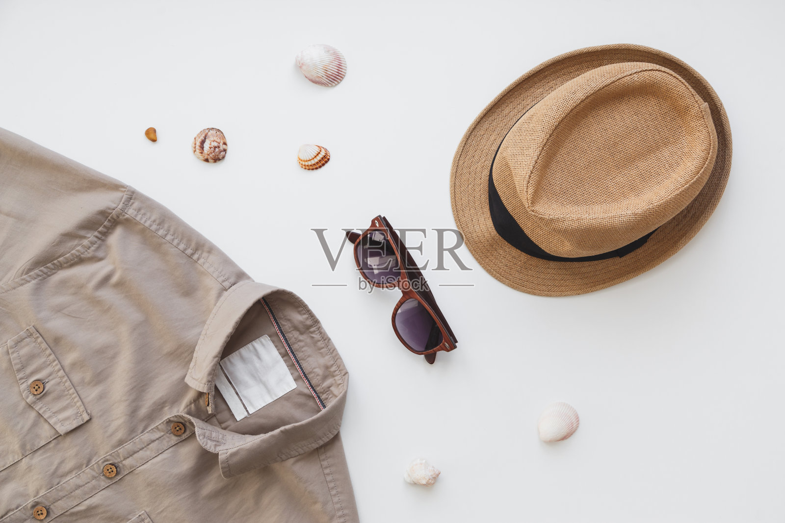 时尚的概念，男士衬衫和太阳镜孤立在白色的背景。平铺，夏日风格概念。照片摄影图片