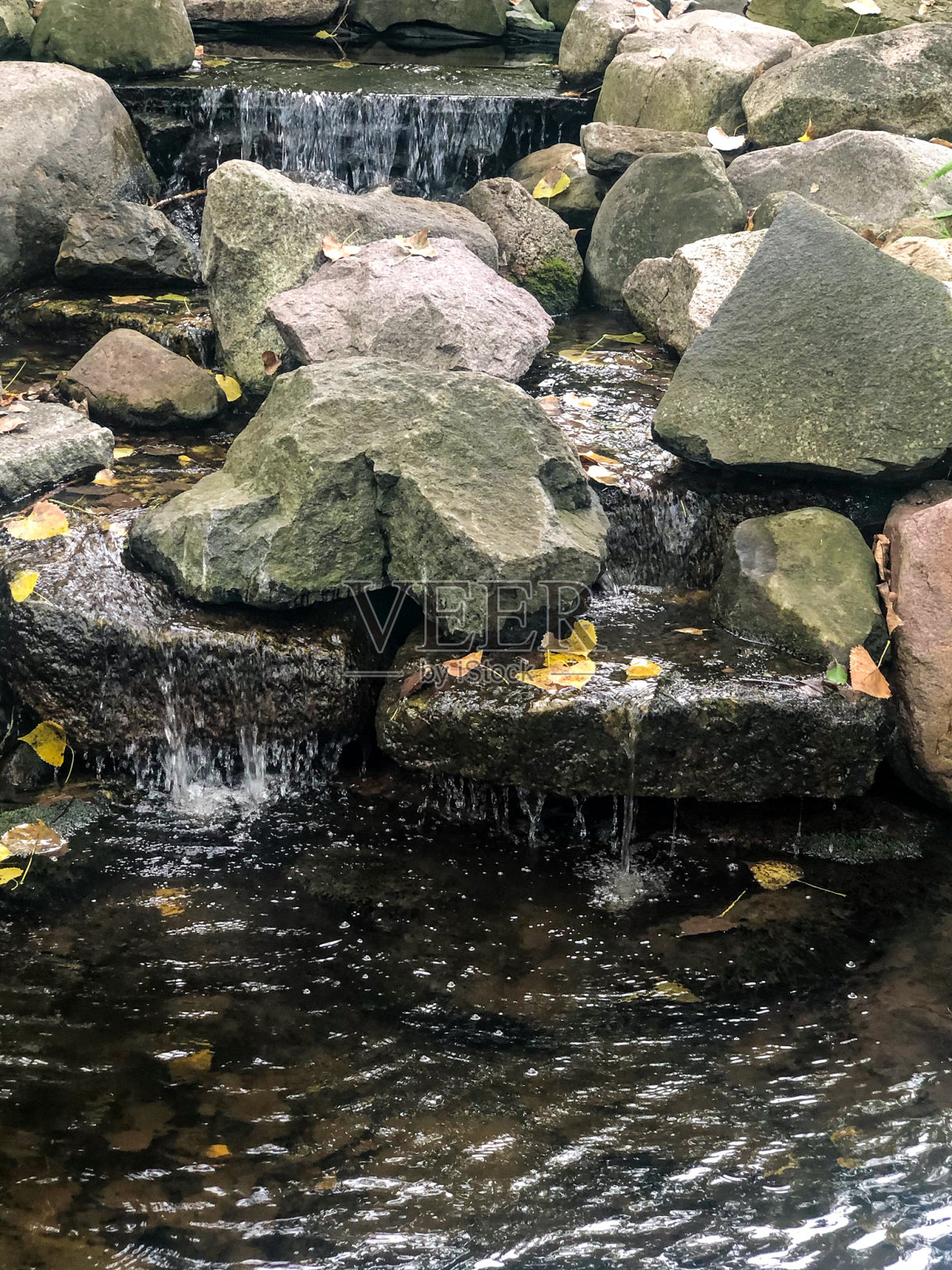 小瀑布从岩石上缓缓流过照片摄影图片