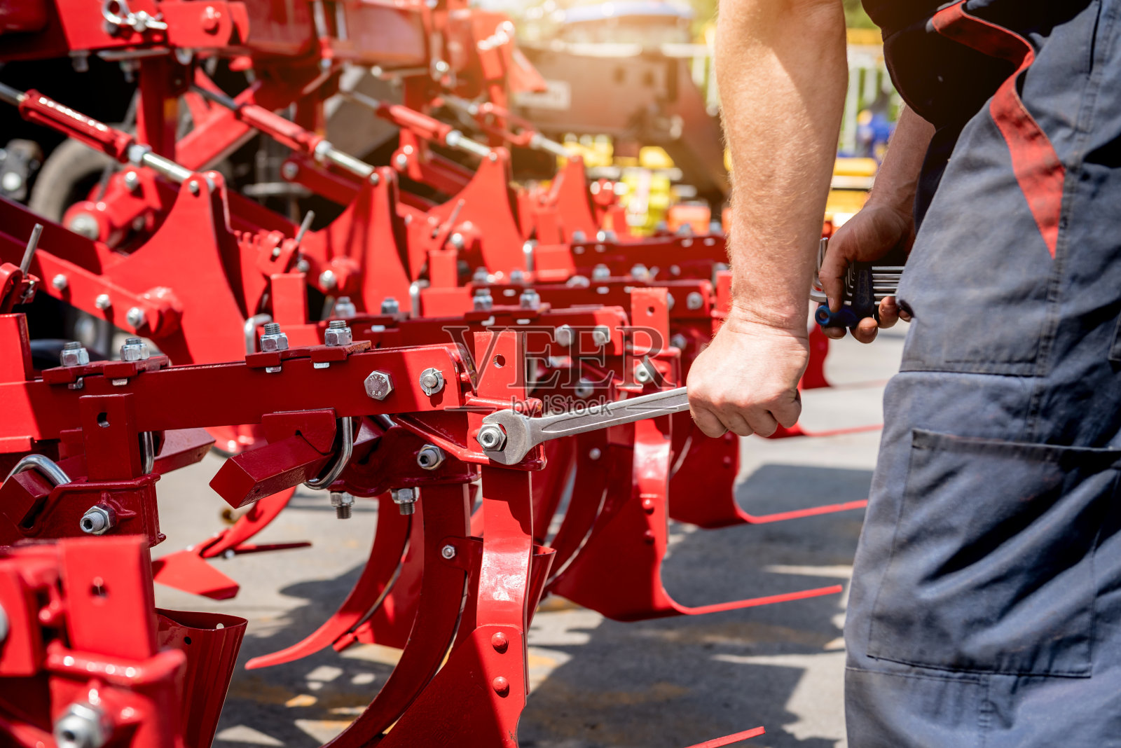 机械师修理联合收割机。现代农业机械照片摄影图片