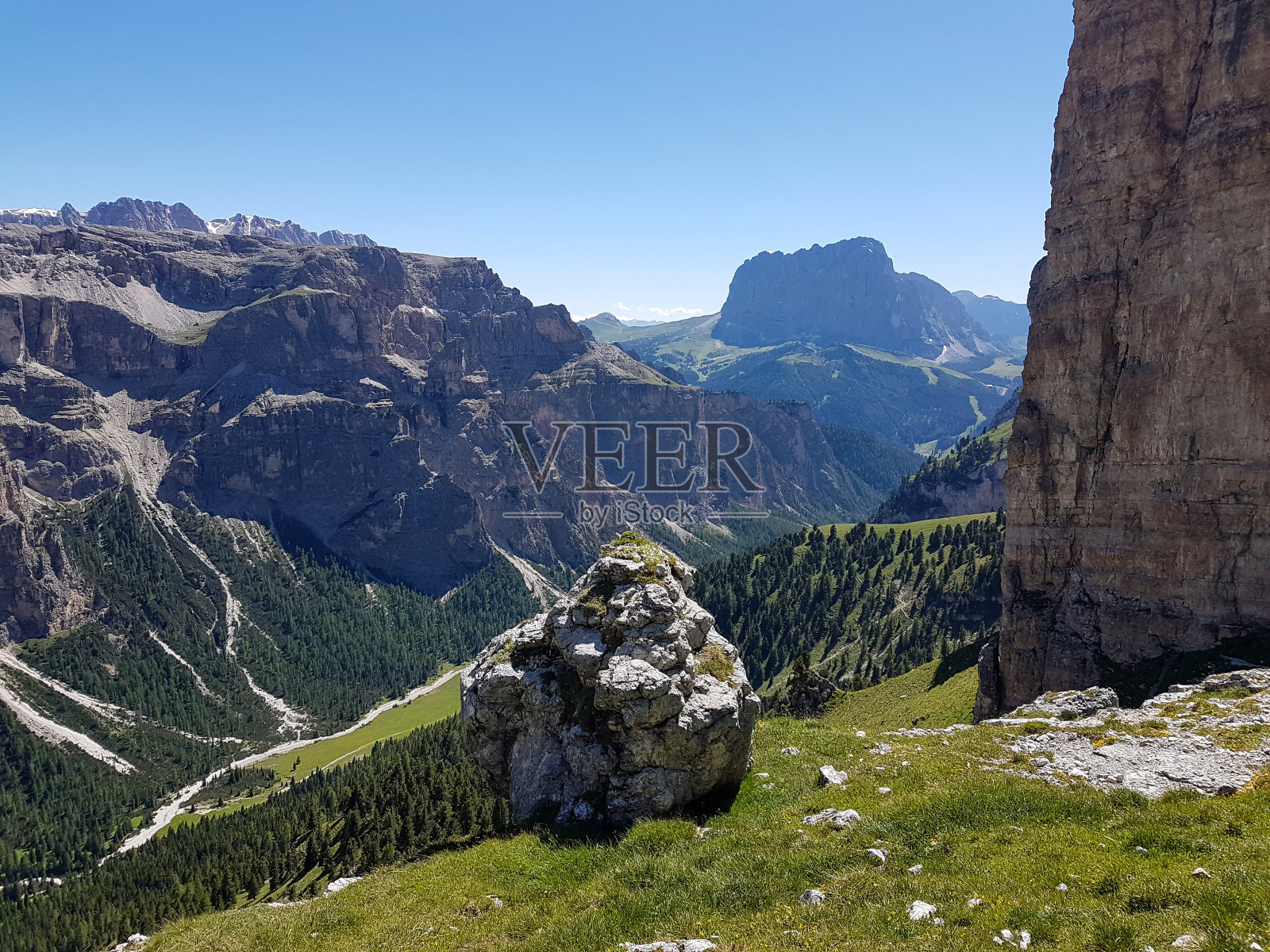 山岩在蒂罗尔美丽的景色绿色山谷照片摄影图片