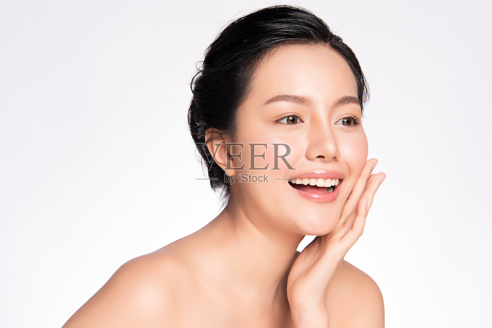 美丽年轻的亚洲女人与清洁新鲜的皮肤，在白色的背景，面部护理，面部治疗，美容，美容和水疗，亚洲妇女肖像照片摄影图片