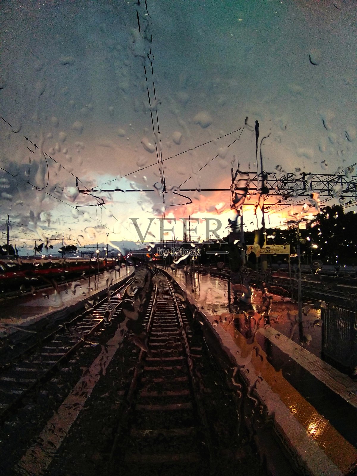 火车站下雨了照片摄影图片