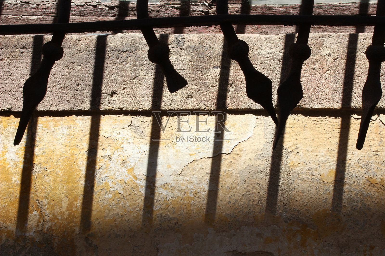 一扇生锈的旧铁门的细节照片摄影图片