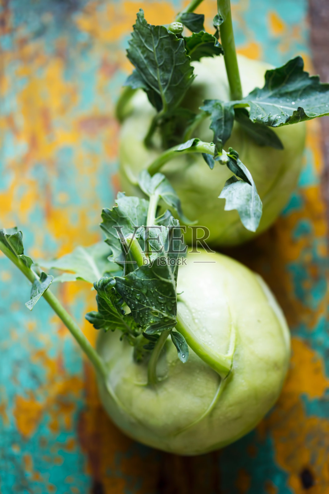 大头菜绿色，生蔬菜在蓝色的背景照片摄影图片