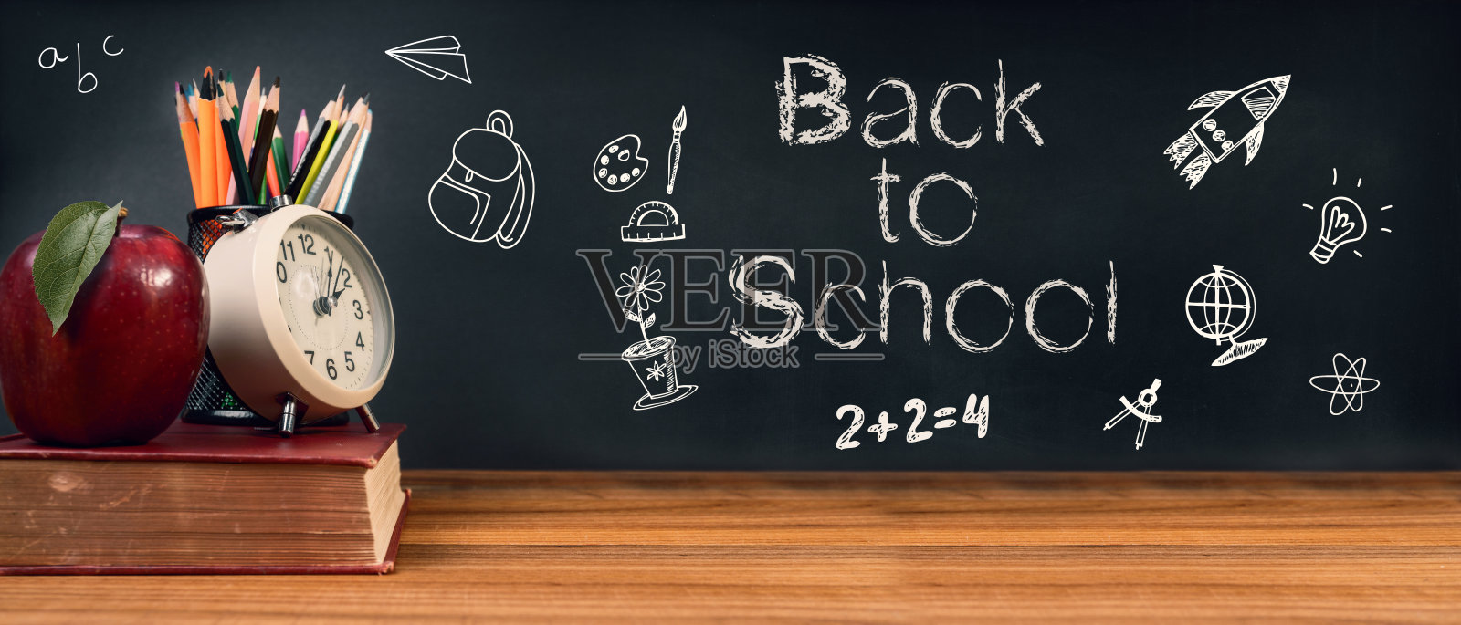 回到学校的概念。文具放在木桌上照片摄影图片