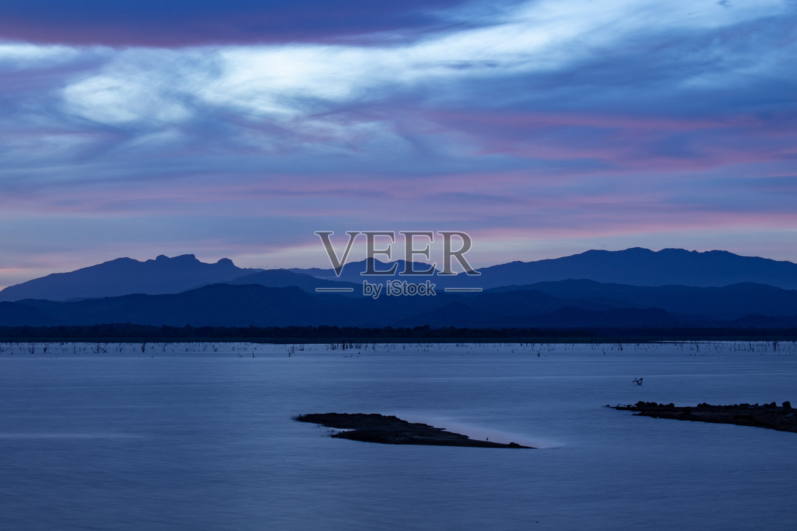 紫色的夕阳照片摄影图片