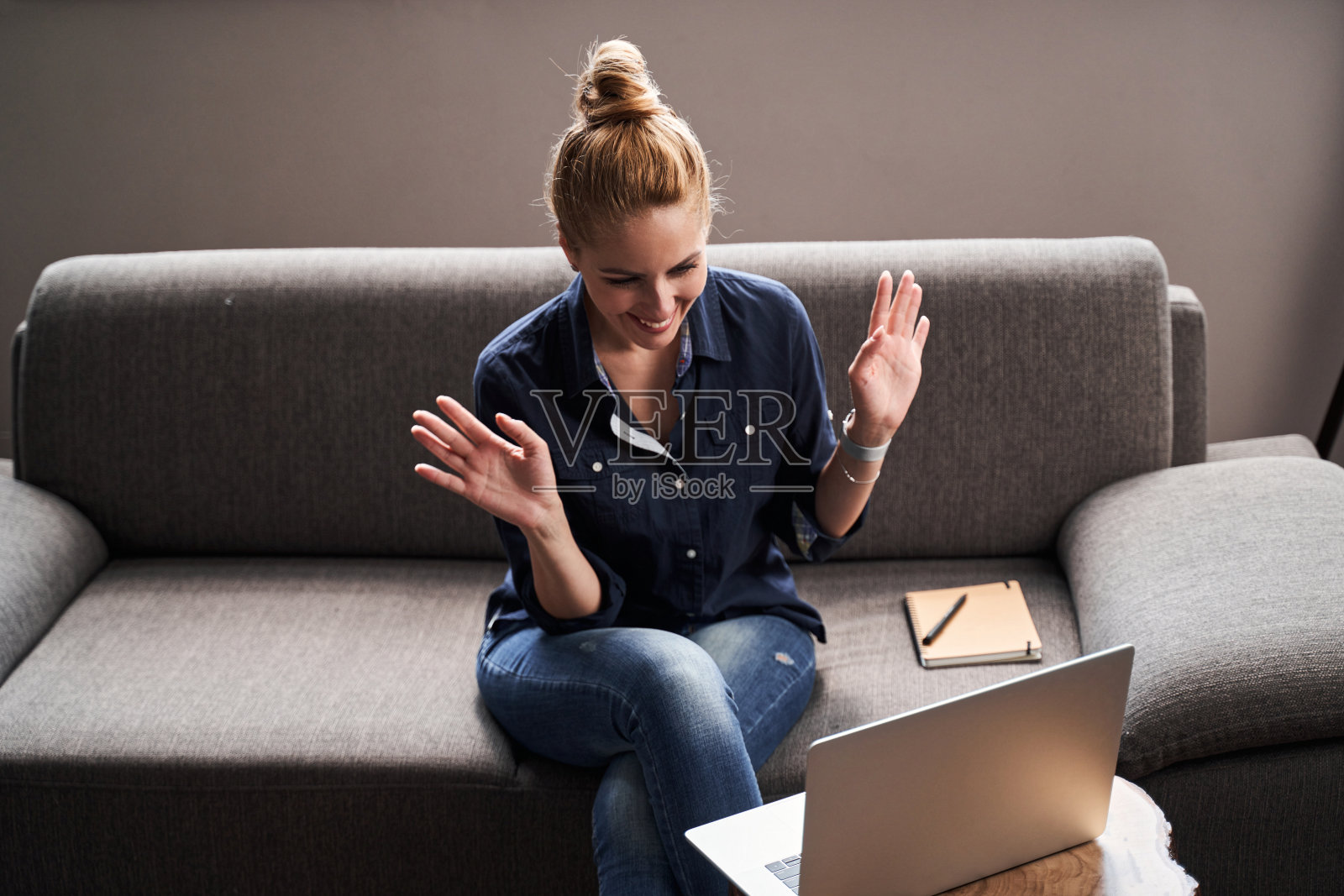 积极的在线教师，看起来很兴奋照片摄影图片