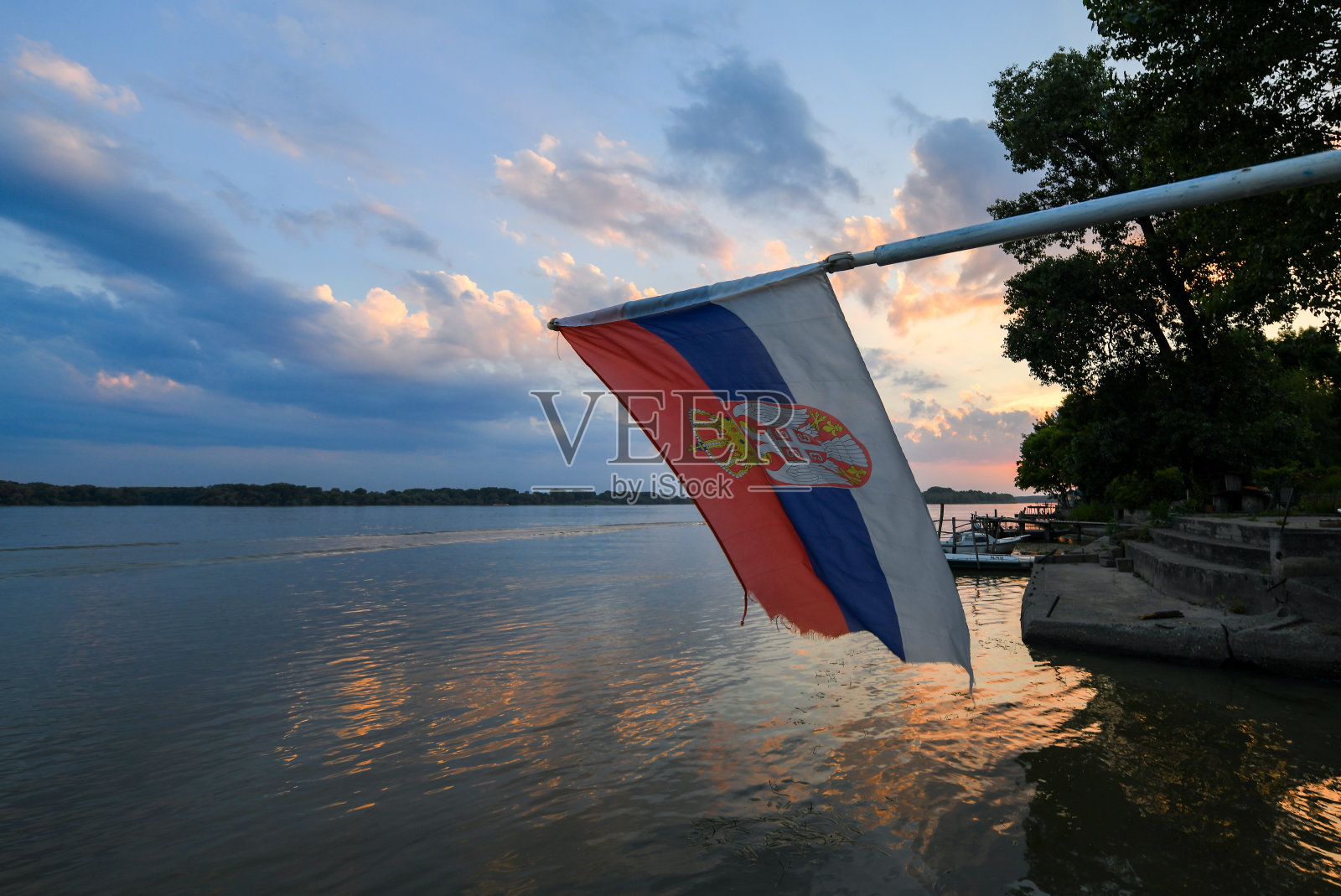 以多瑙河为背景的塞尔维亚国旗照片摄影图片