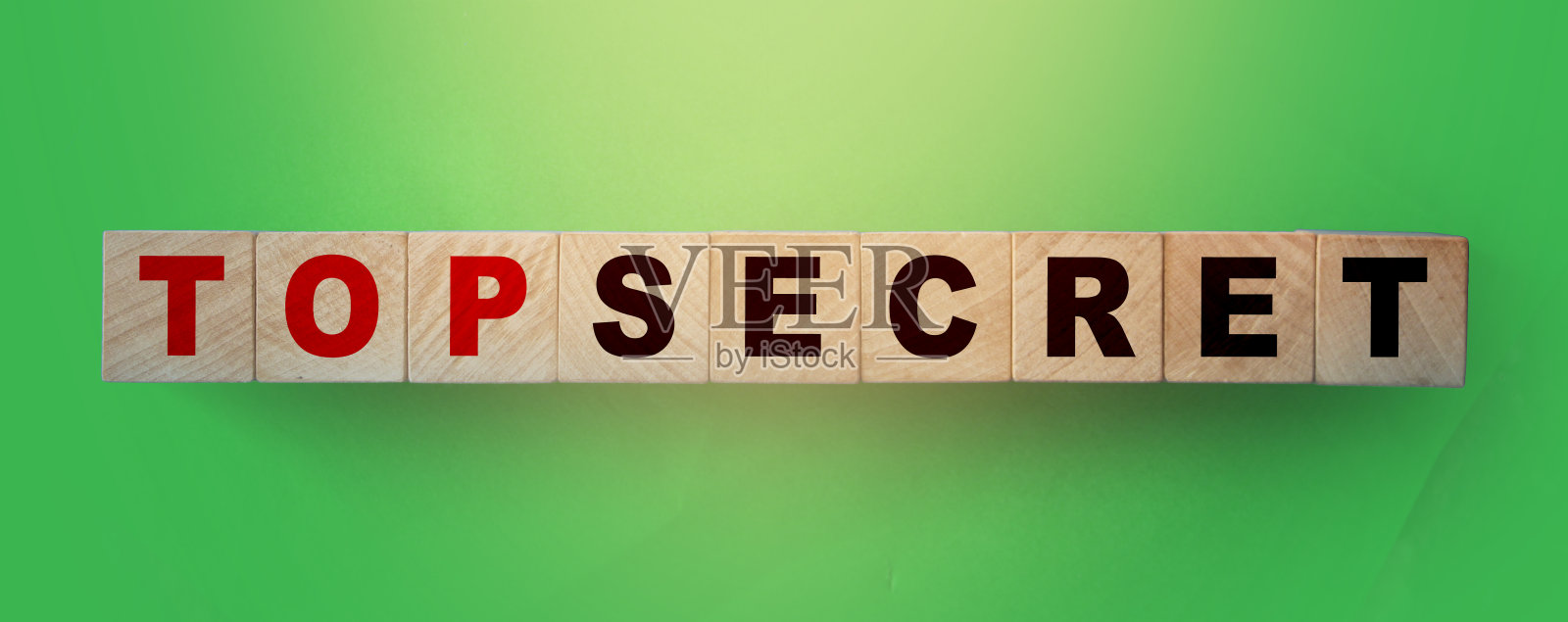 文字最高机密在绿色背景的木质立方体上。交易或大利润秘密经营理念照片摄影图片