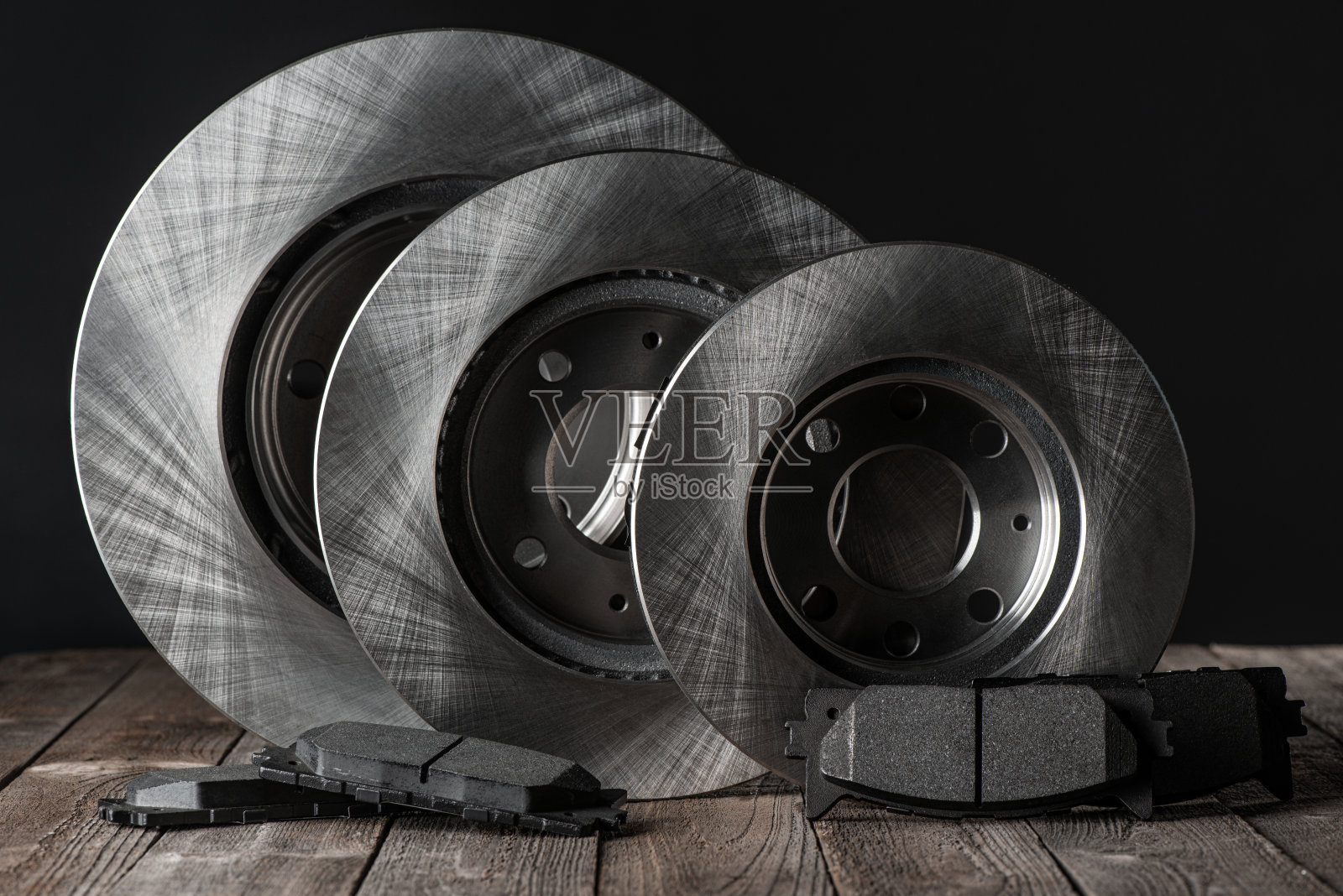 木桌上的各种制动盘和摩擦垫照片摄影图片