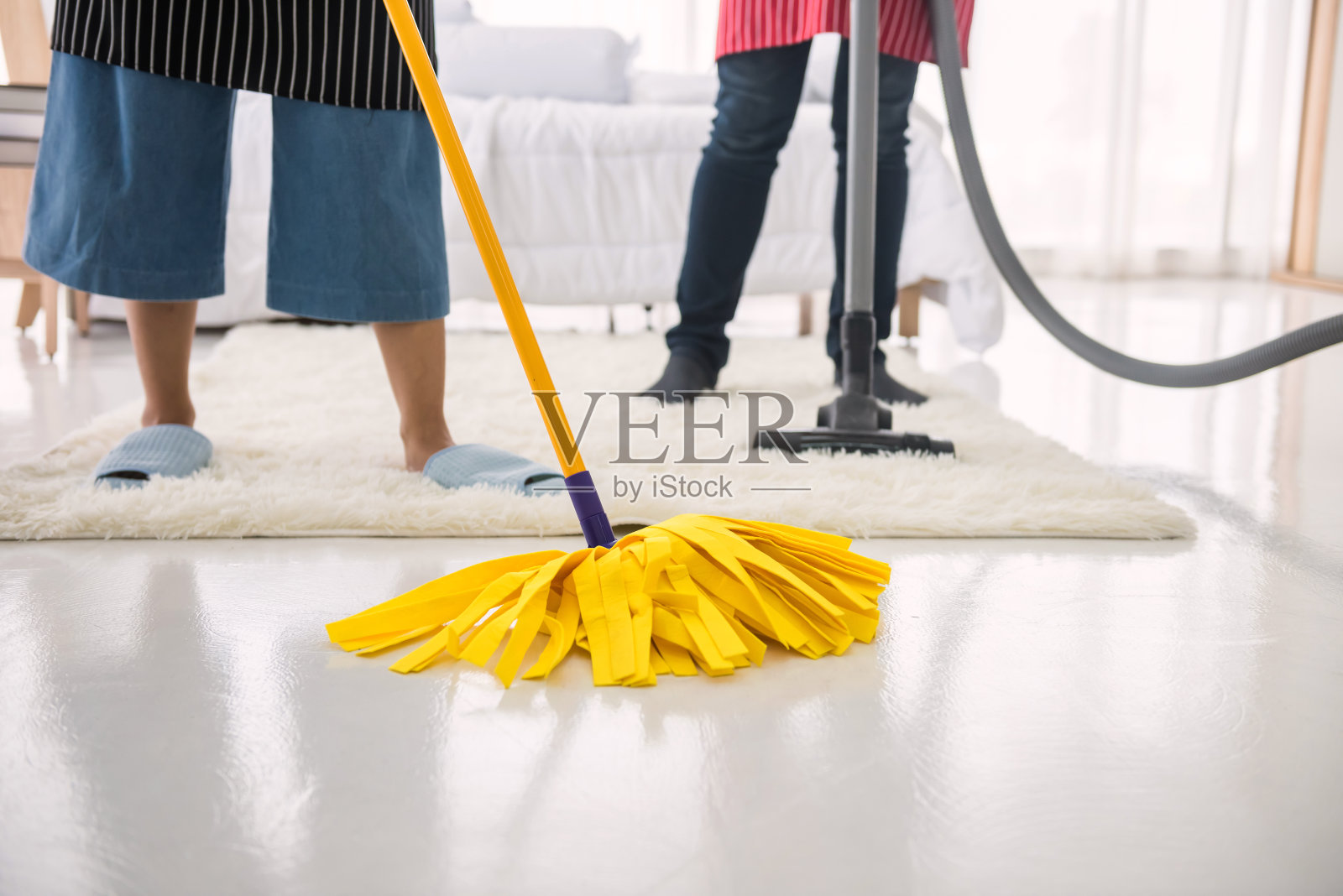 一些干净的卧室。做家务在周末照片摄影图片