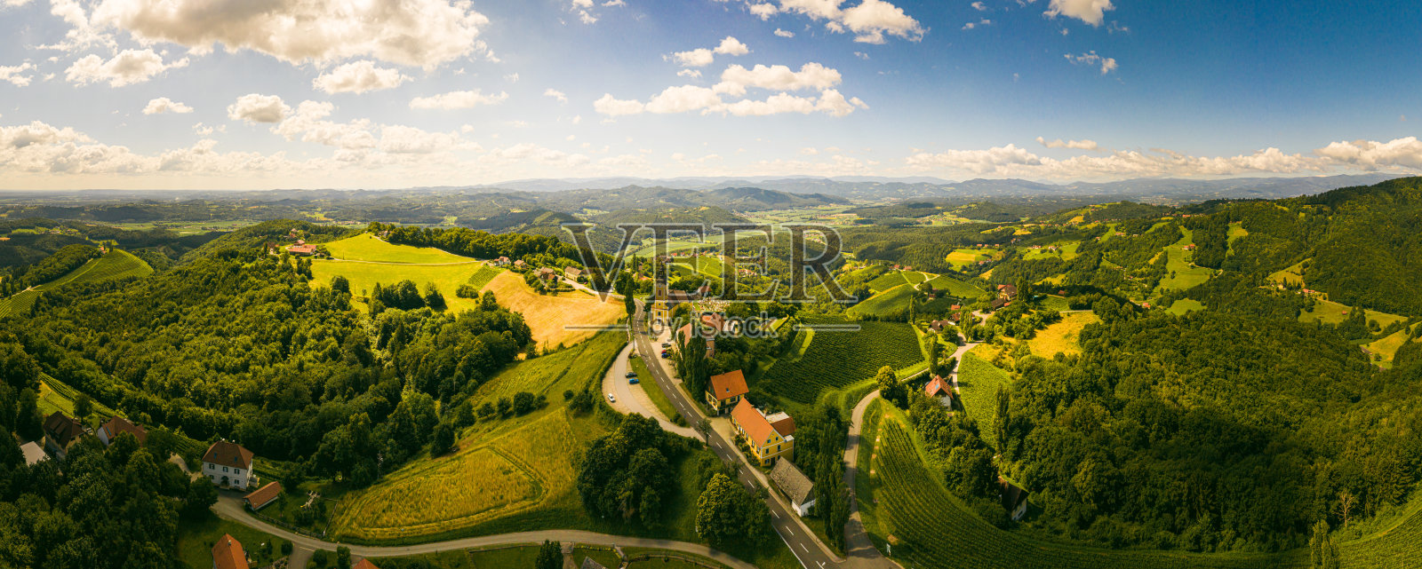 航拍的绿色山丘和葡萄园的背景山。奥地利基采克伊姆索萨的葡萄园景观照片摄影图片