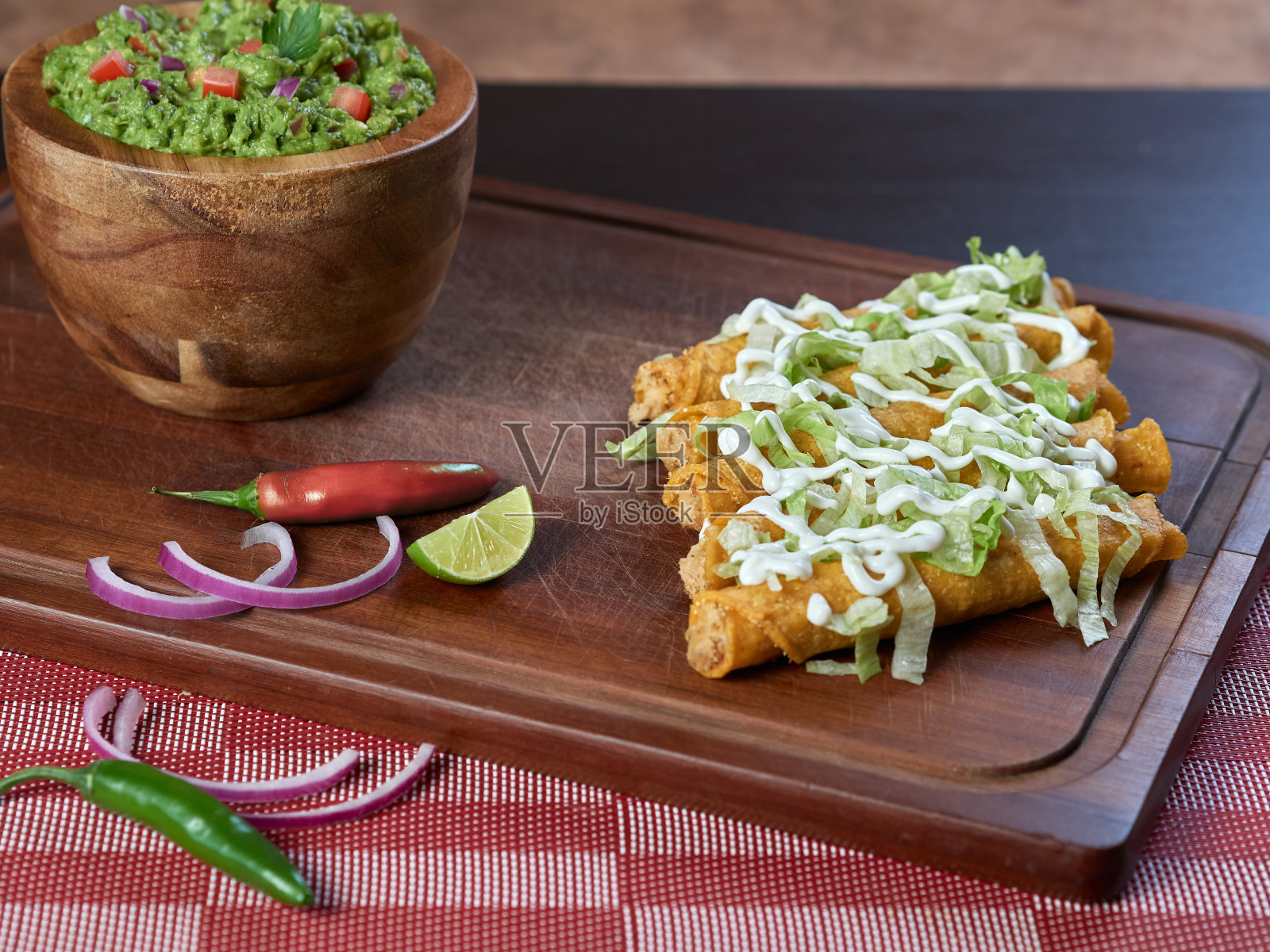 金色的玉米饼配奶油和奶酪，典型的墨西哥食物配辣椒和柠檬照片摄影图片
