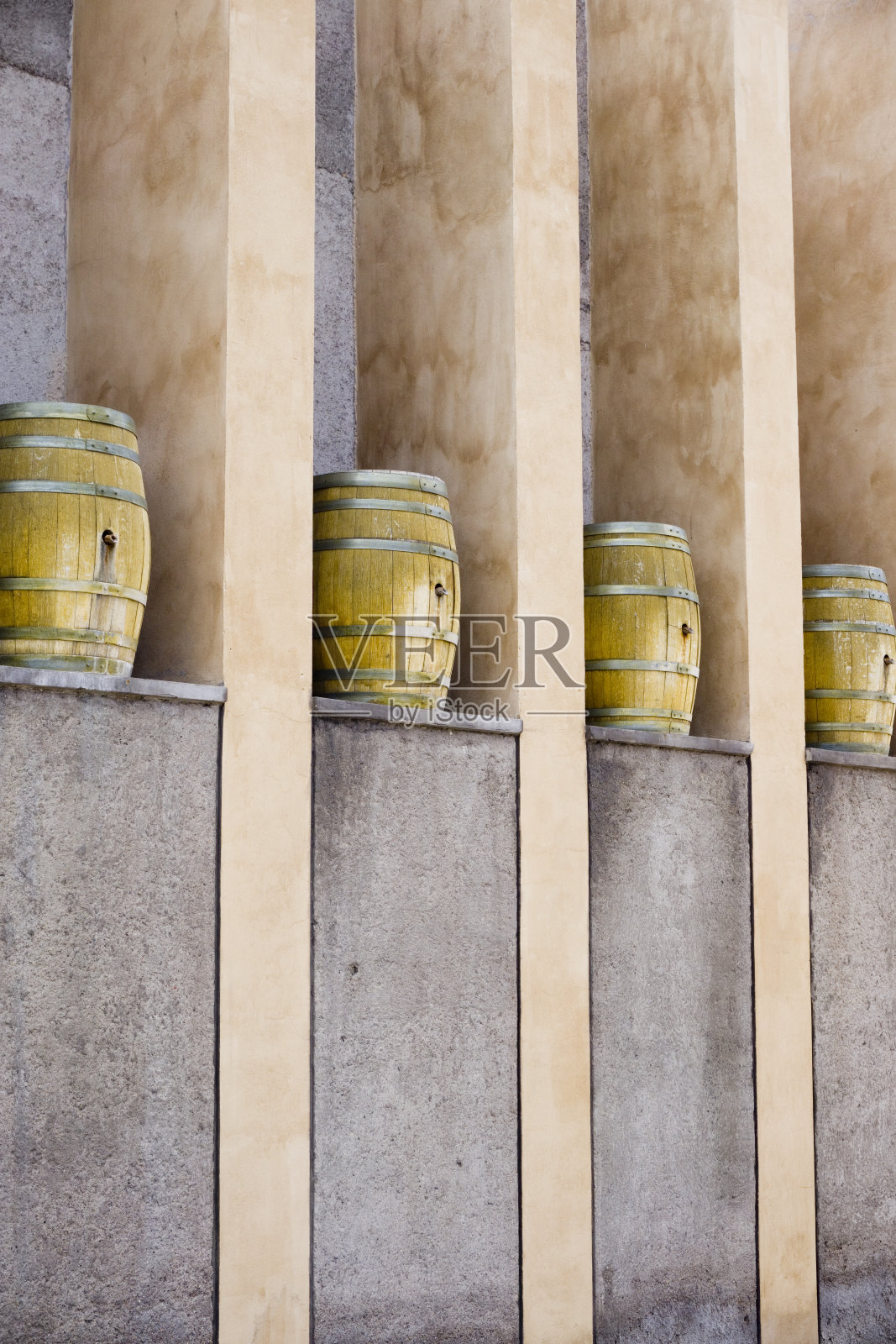 用木桶在柱子之间建造柱子照片摄影图片