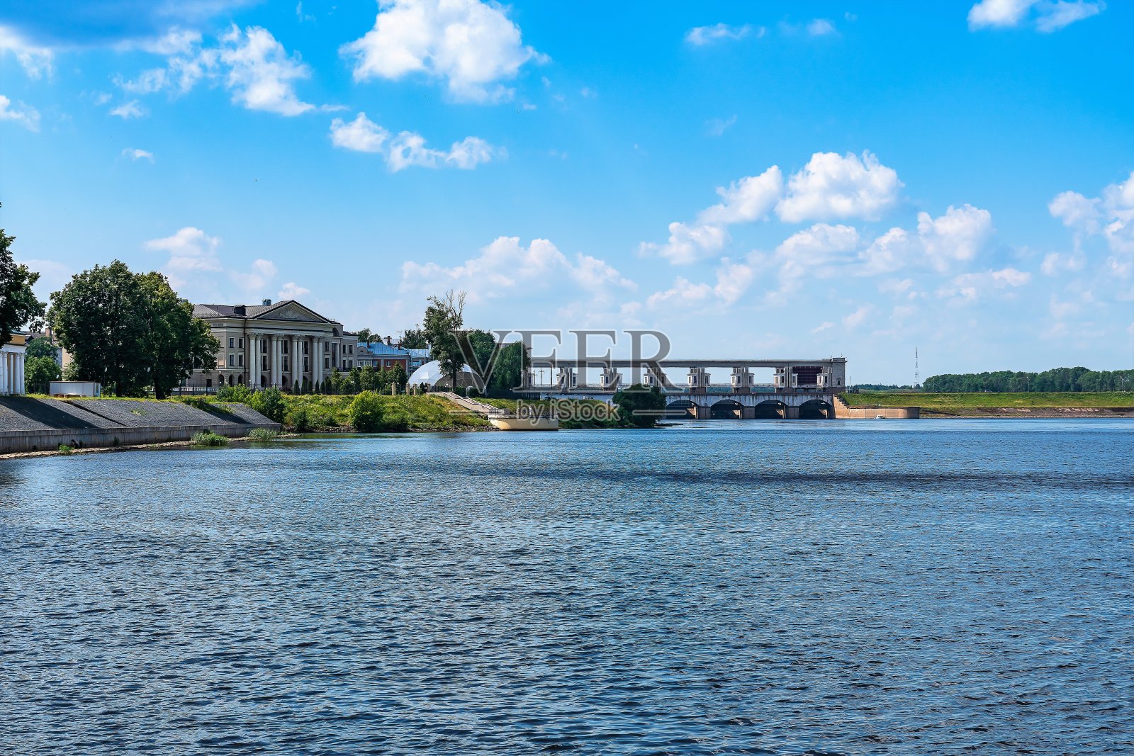 俄罗斯，乌格利奇，2020年7月。伏尔加河上的发电厂大坝。照片摄影图片