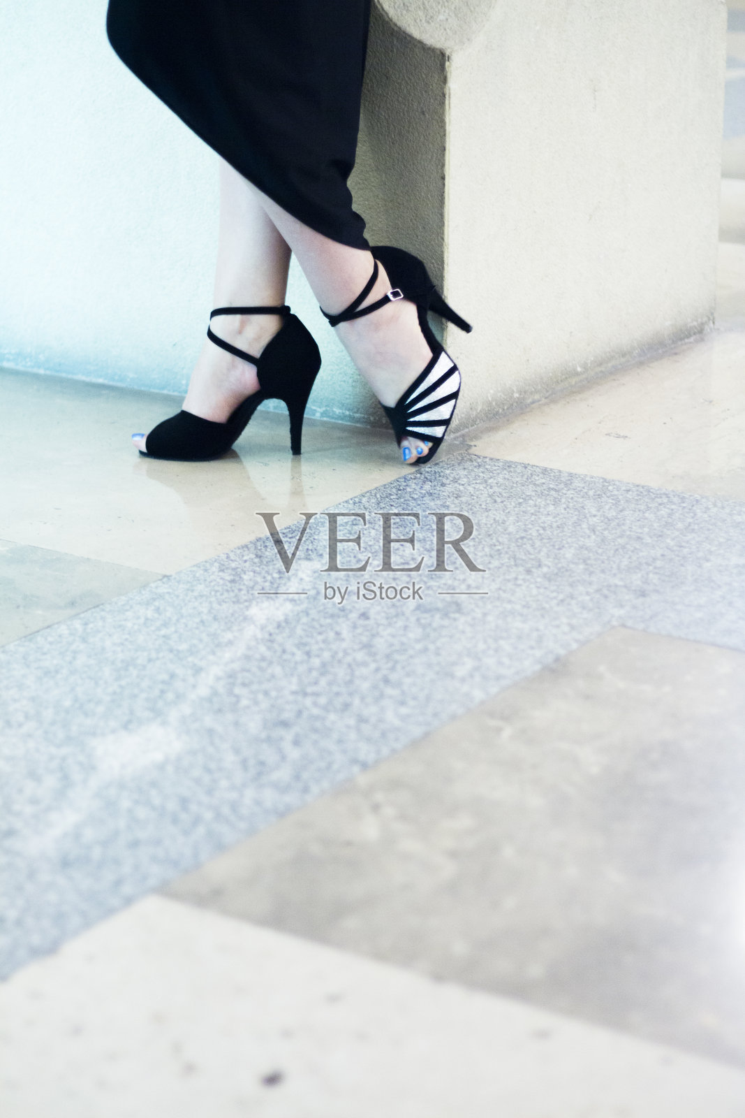 性感女子探戈舞者的腿在姿势照片摄影图片