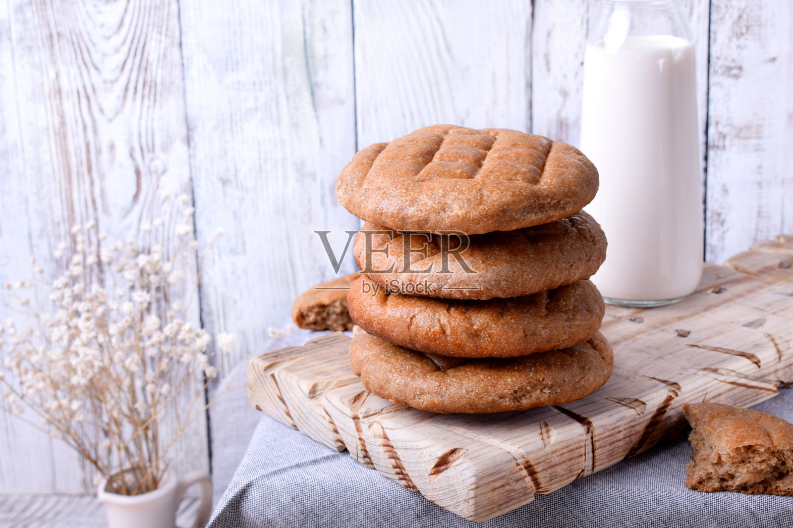 一堆圆的黑麦面饼在白色的木头背景上照片摄影图片
