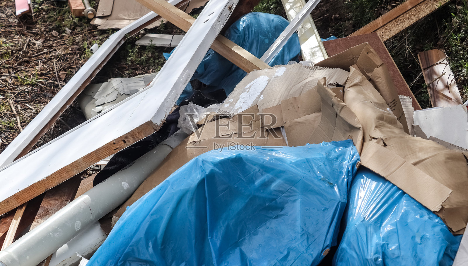 街道上有人倾倒垃圾，造成环境污染照片摄影图片