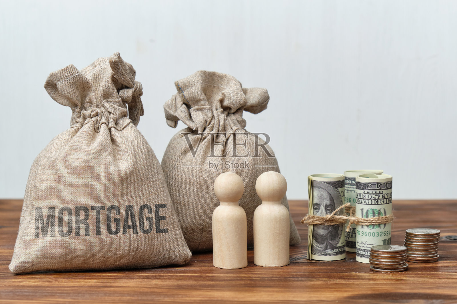 在金钱袋和人的形象抵押的抽象概念照片摄影图片