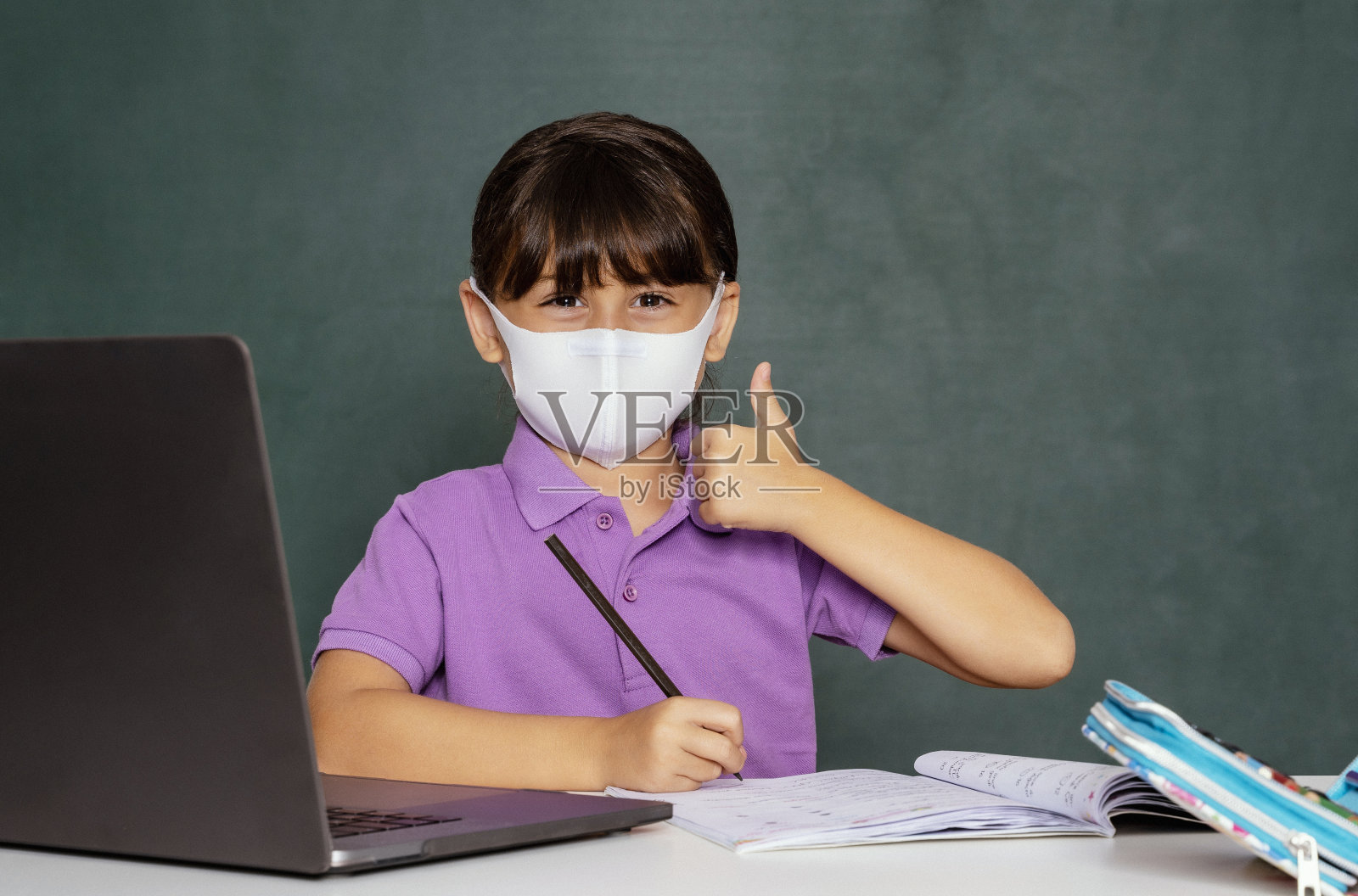 可爱的小女孩戴着口罩回到学校照片摄影图片