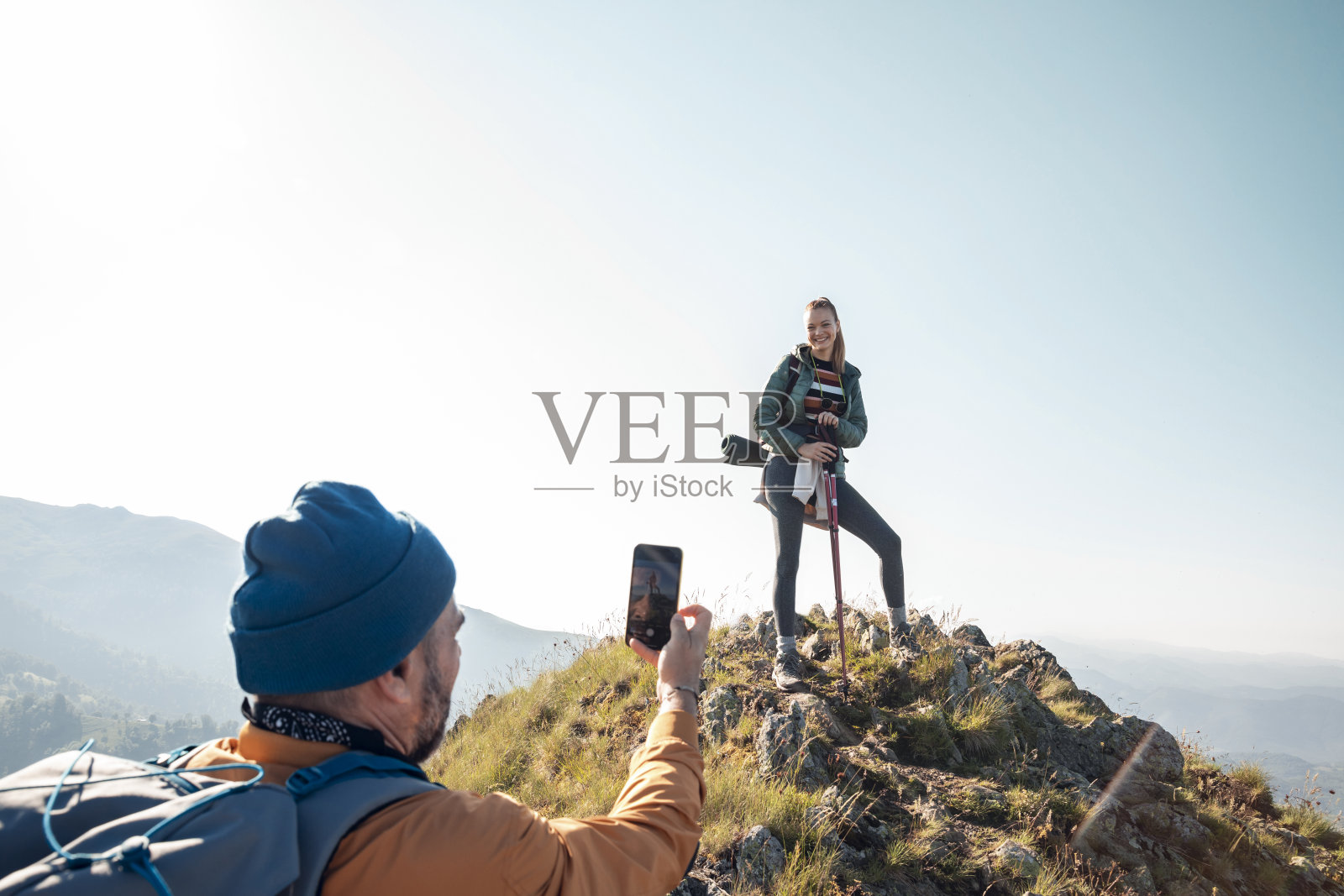 一对年轻夫妇在远足时拍照照片摄影图片