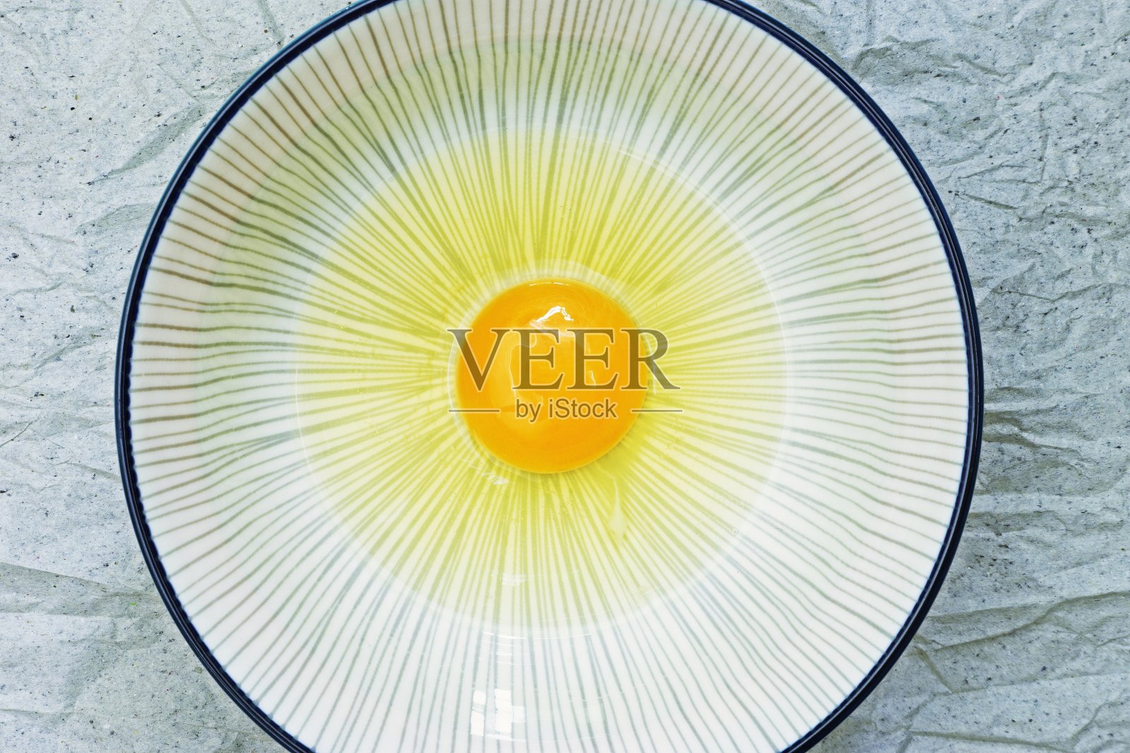 蛋清和蛋黄放入碗中。照片摄影图片