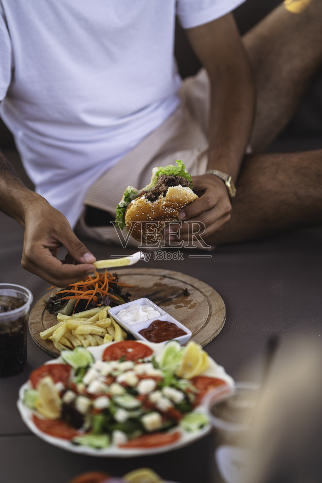 美味的汉堡、薯条和洋葱圈照片摄影图片