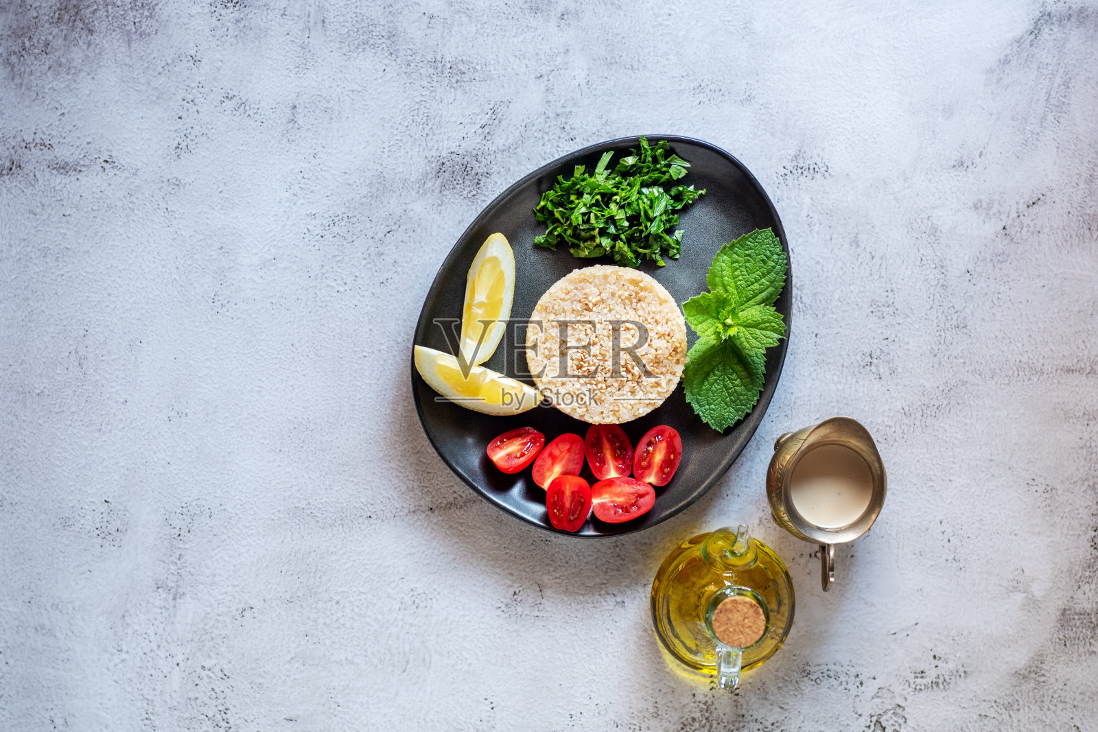 藜麦沙拉的配料:欧芹，薄荷，柠檬，柠檬皮，芝麻，芝麻酱照片摄影图片